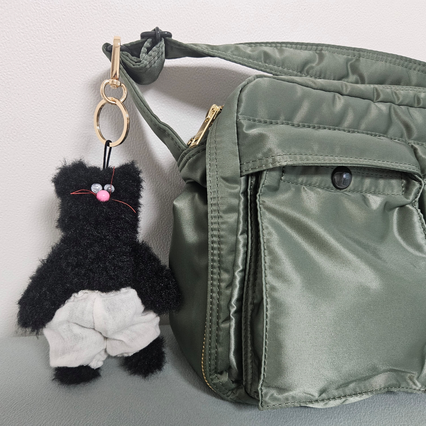 Monamhee Beulpingi Keyring with White Pants Black, Porter Tanker Shoulder Bag L Sage Green 착용 스타일 - 1