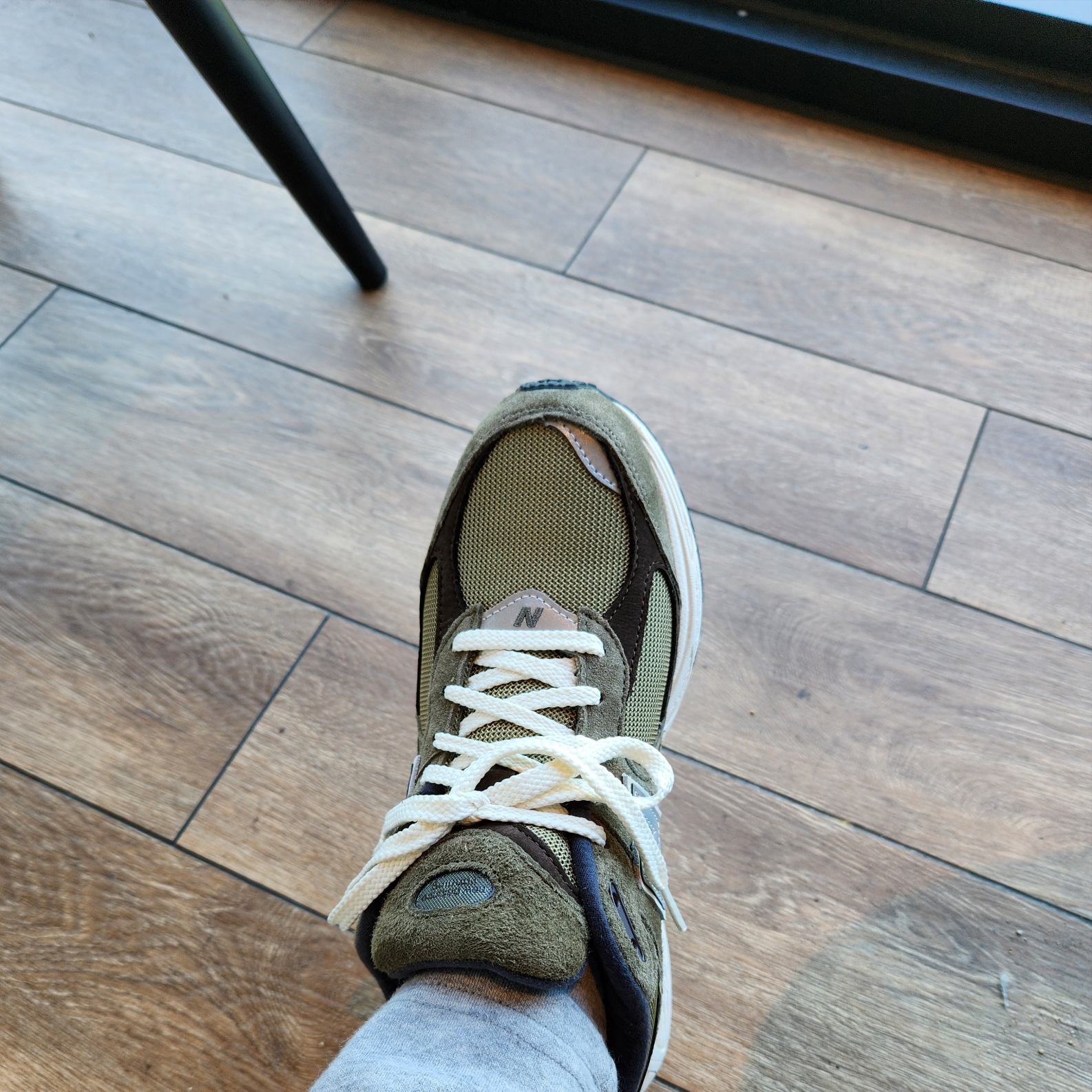 New Balance 2002R Special Vintage Khaki 착용 스타일