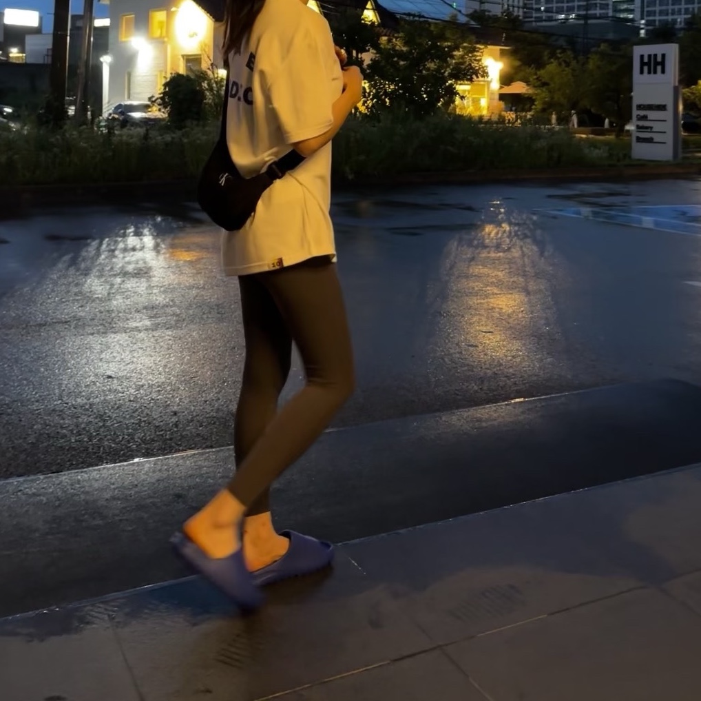 Adidas Yeezy Slide Azure 착용 스타일