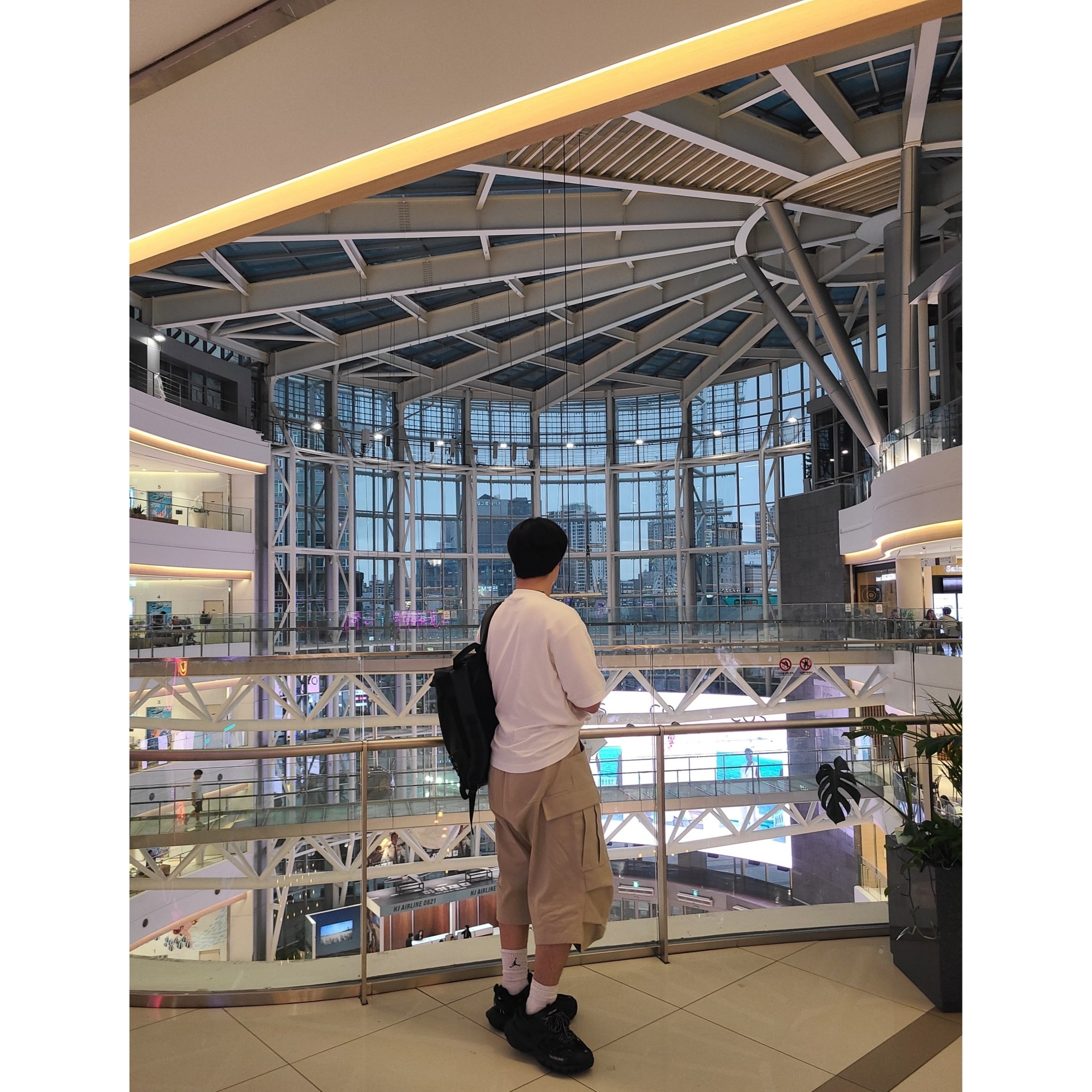 Nonnod Side Cargo Shorts Beige, Balenciaga Track Sneakers Triple Black 착용 스타일 - 1