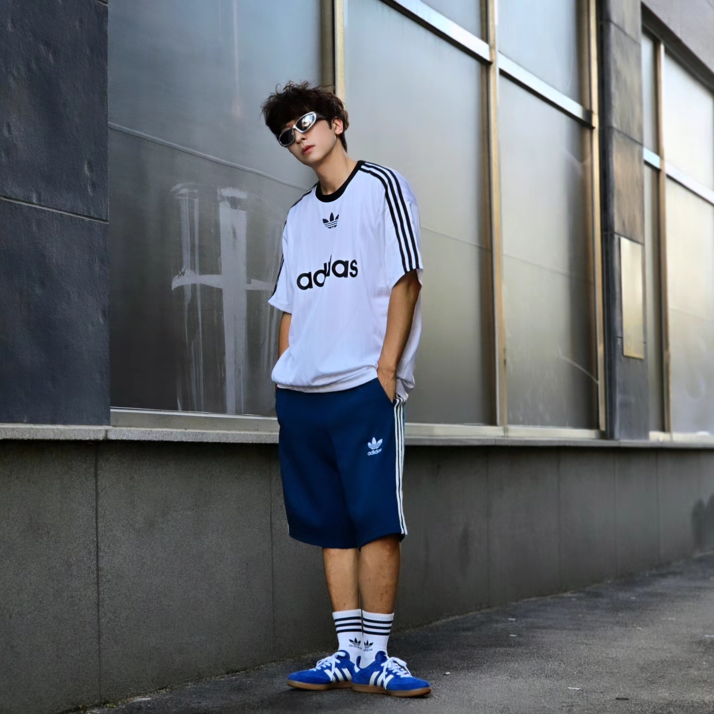Adidas Adicolor T-Shirt White Black - KR Sizing, Adidas Samba OG Royal Blue 착용 스타일 - 2