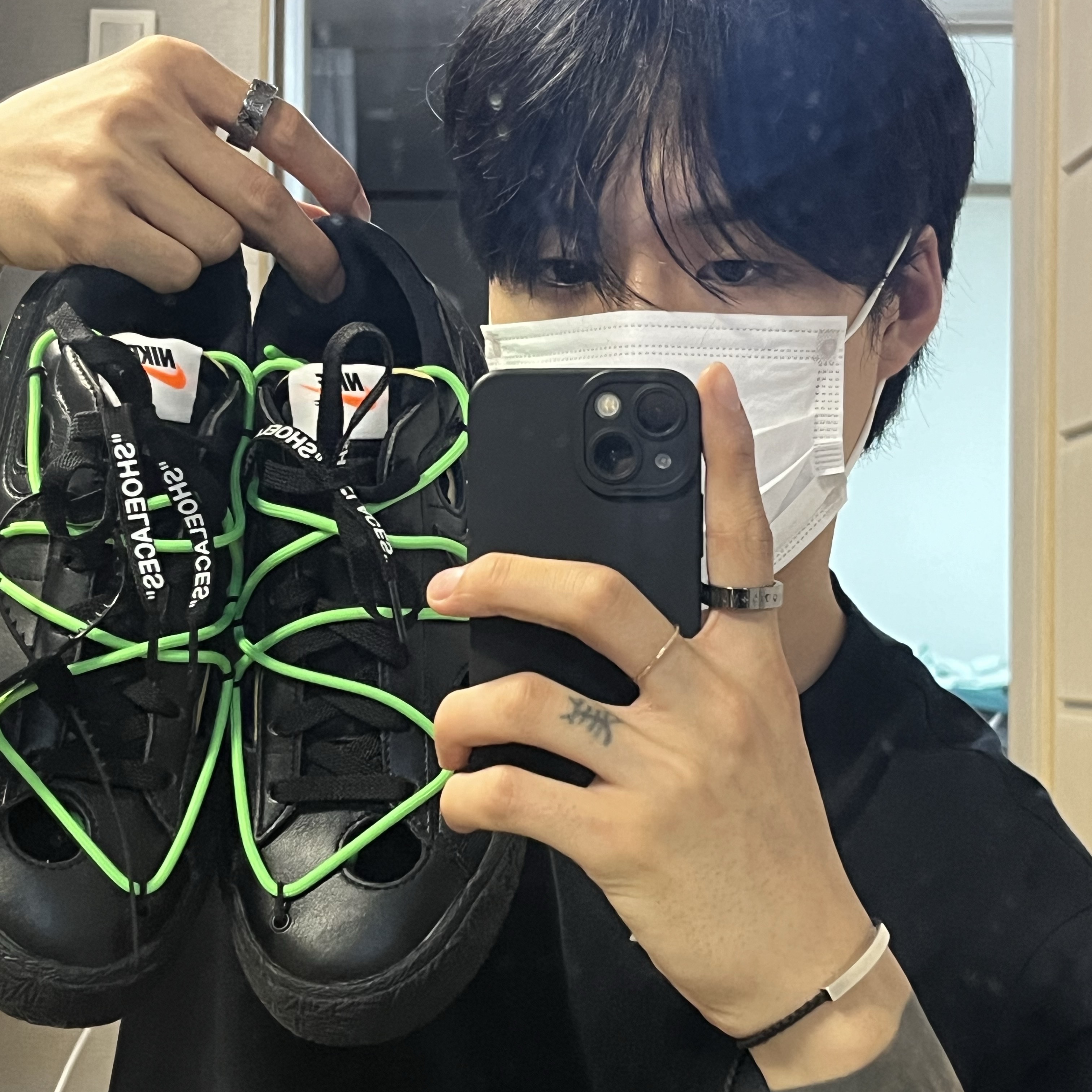 Nike x Off-White Blazer Low '77 Black and Electro Green, C.P. Company Nylon B Crossbody Pack Classic Green - 23FW 착용 스타일 - 2