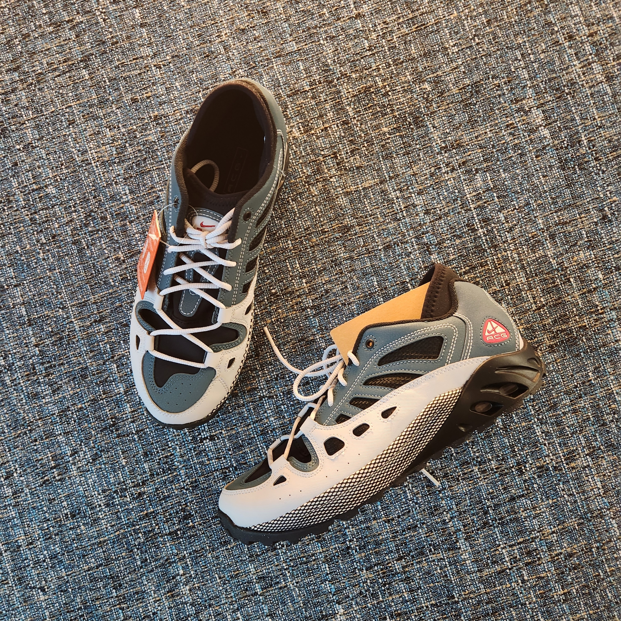 Nike ACG Air Exploraid Neutral Grey and Ash Green 착용 스타일