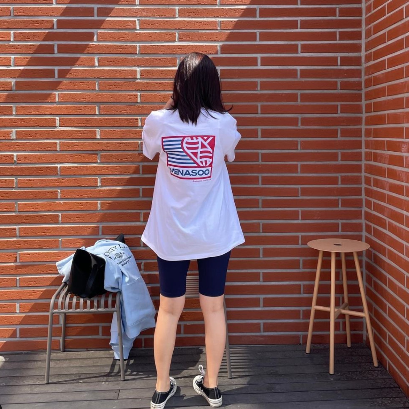 Menasoo Small Hearttrack Overfit Tee Black Edition, Menasoo Small Hearttrack Overfit Tee SkyBlue 착용 스타일