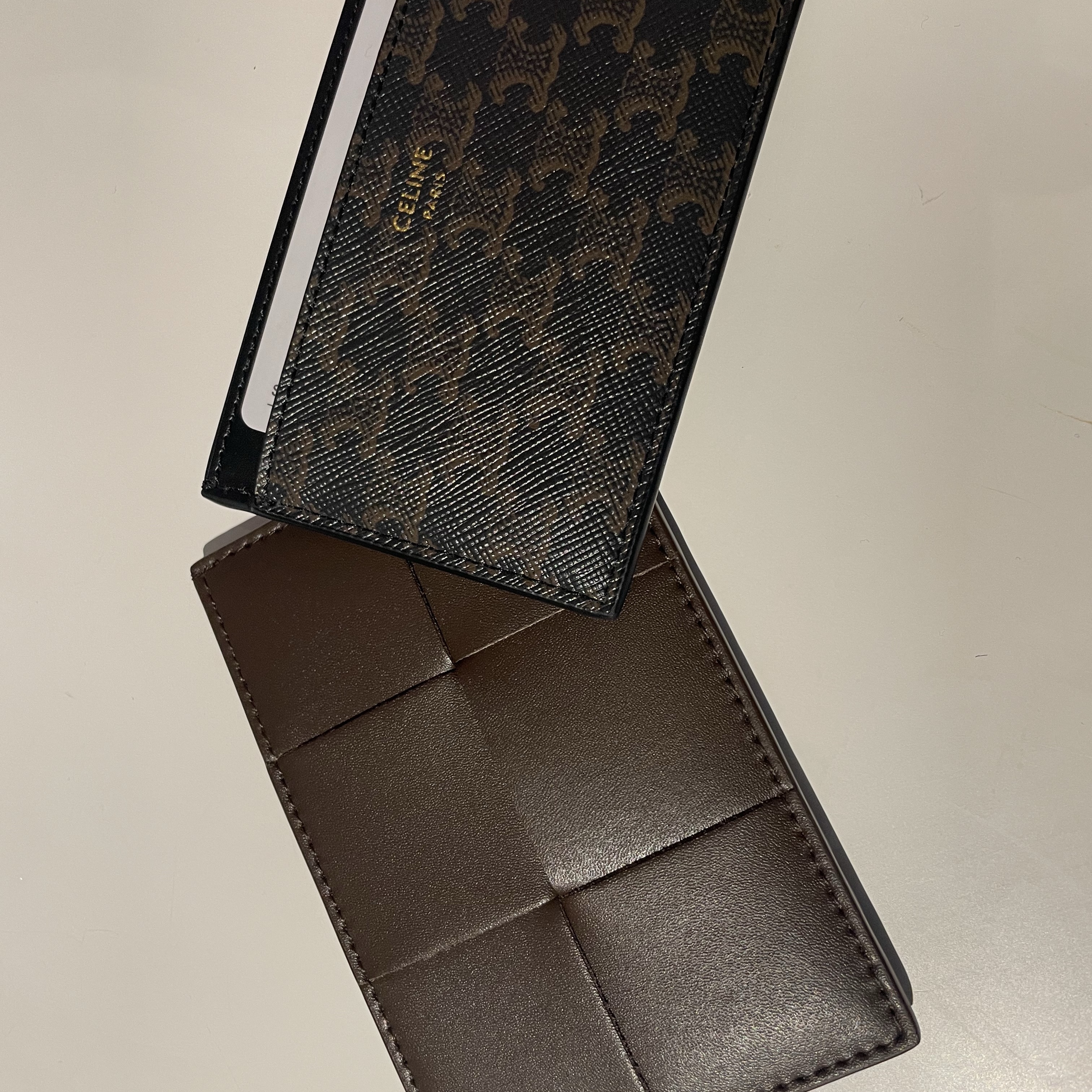 Bottega Veneta Cassette Credit Card Case Light Brown 착용 스타일 - 3