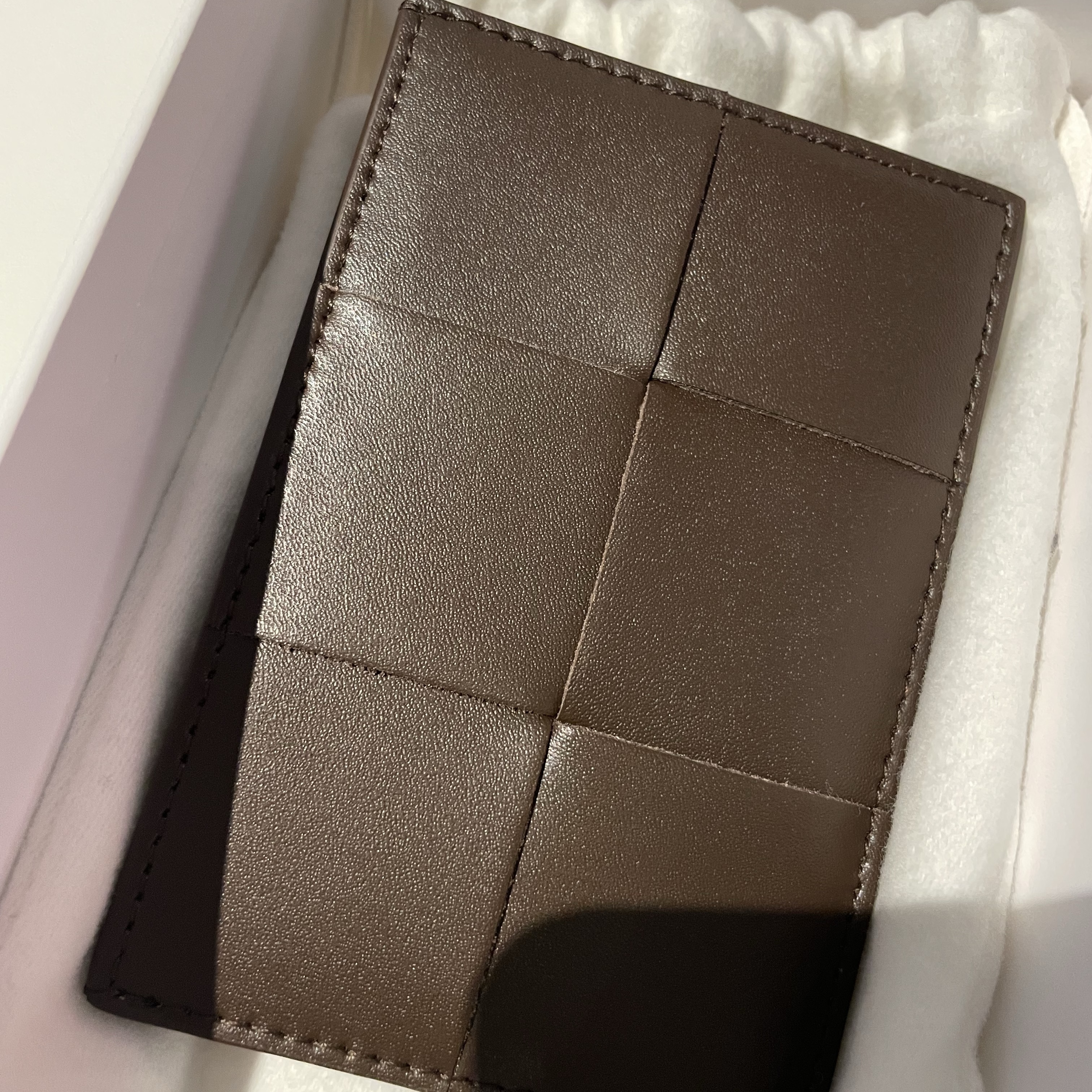 Bottega Veneta Cassette Credit Card Case Light Brown 착용 스타일 - 2