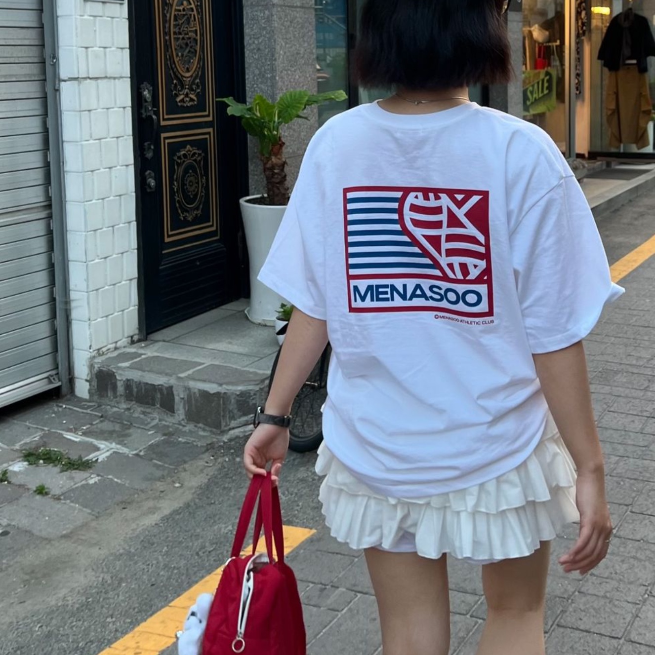 Menasoo Small Hearttrack Overfit Tee Black Edition, Menasoo Small Hearttrack Overfit Tee SkyBlue 착용 스타일