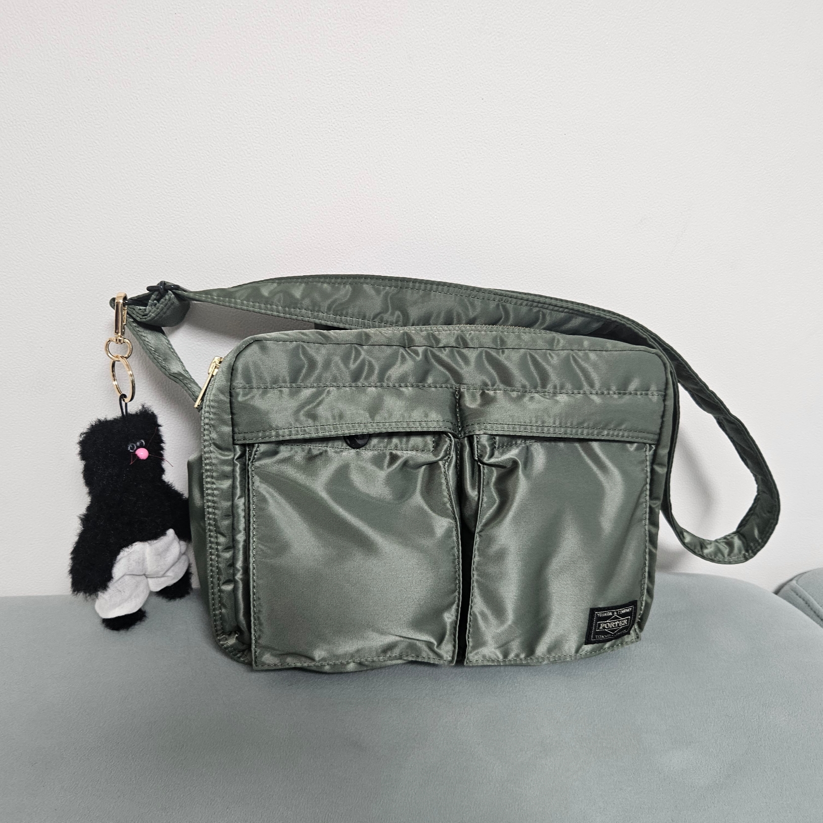 Monamhee Beulpingi Keyring with White Pants Black, Porter Tanker Shoulder Bag L Sage Green 착용 스타일 - 2