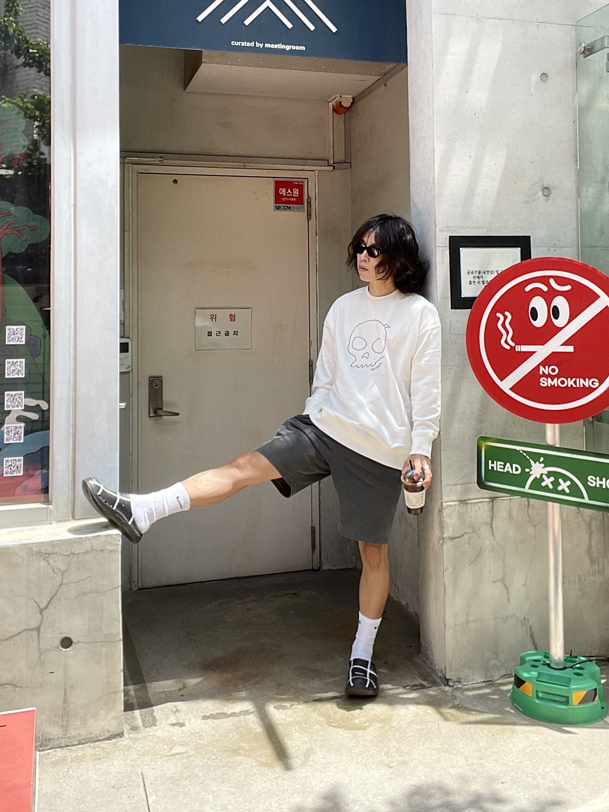 Oofos x Undercover Clog Black 착용 스타일 - 4