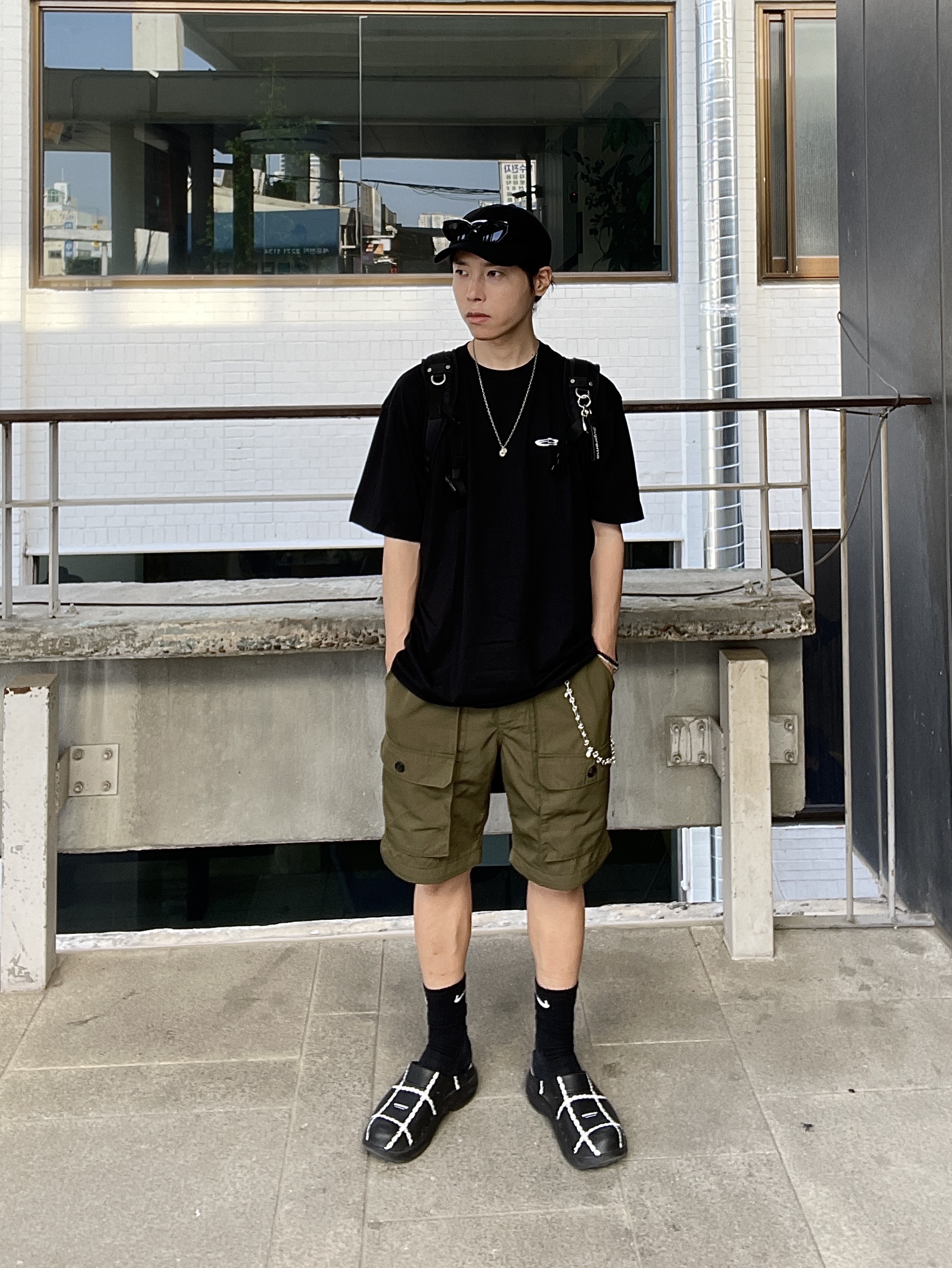 Oofos x Undercover Clog Black 착용 스타일