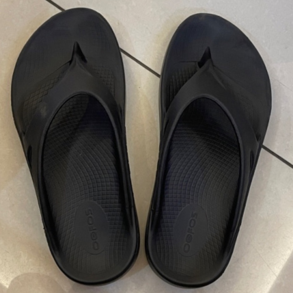 Oofos OOriginal Black 착용 스타일