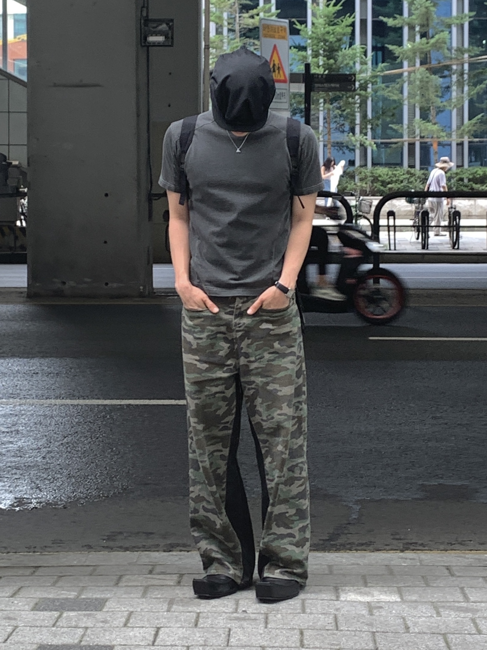 Prada Re-Nylon Hat Black, Balenciaga Romeo Mule Black 착용 스타일 - 1
