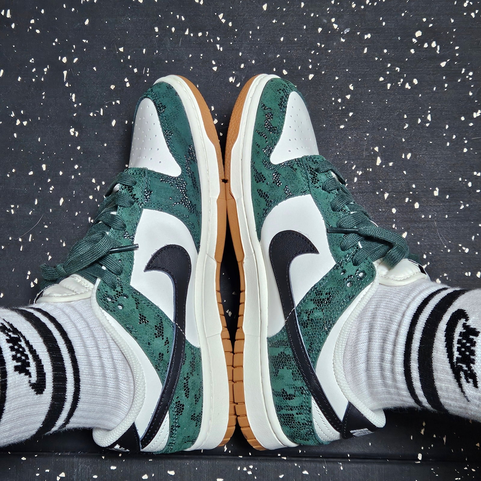 (W) Nike Dunk Low Pro Green Black 착용 스타일 - 2