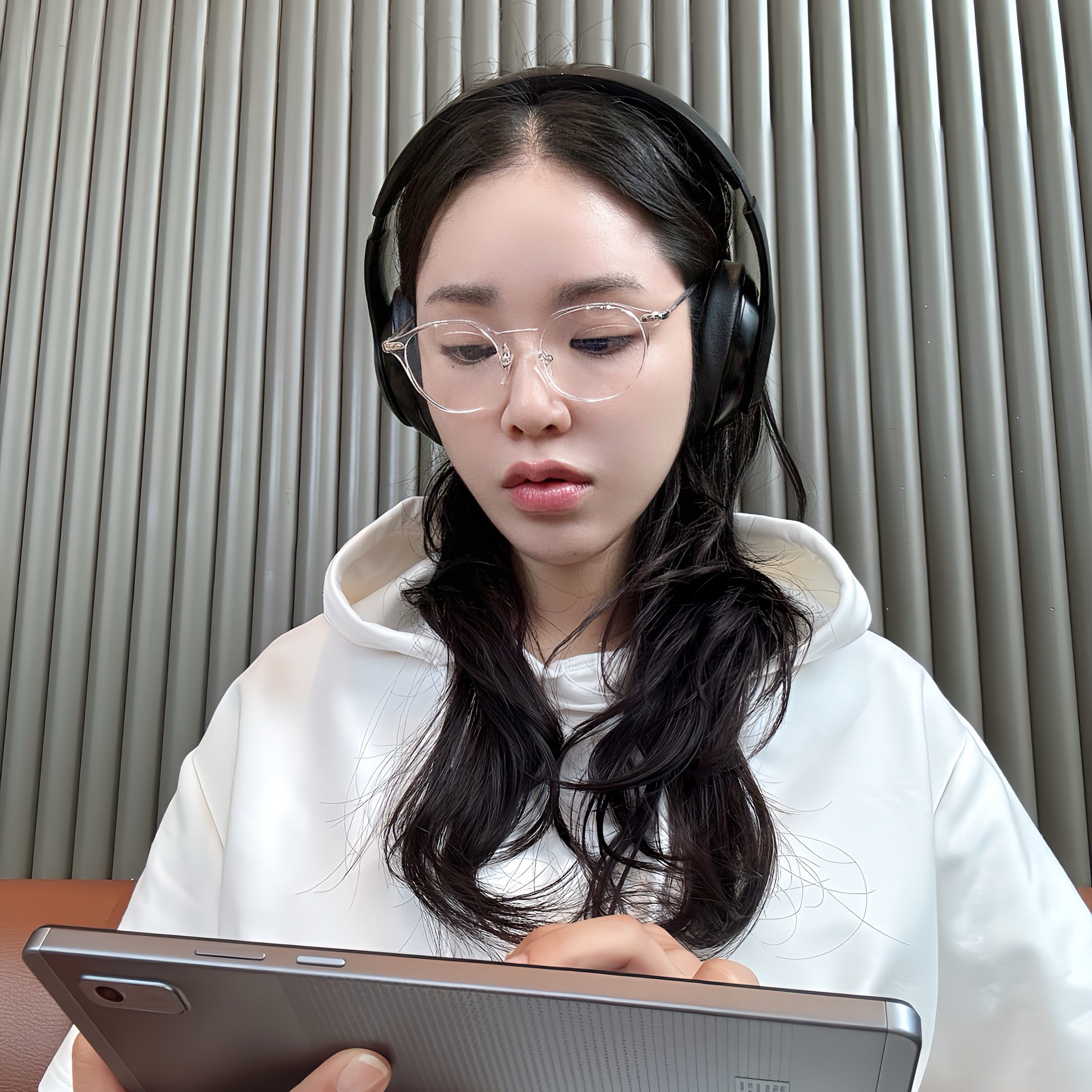 Beats Studio Pro Wireless Over Ear Headphone Black (Korean Ver.), Matin Kim Cargo Sporty Tote Bag Khaki 착용 스타일 - 7