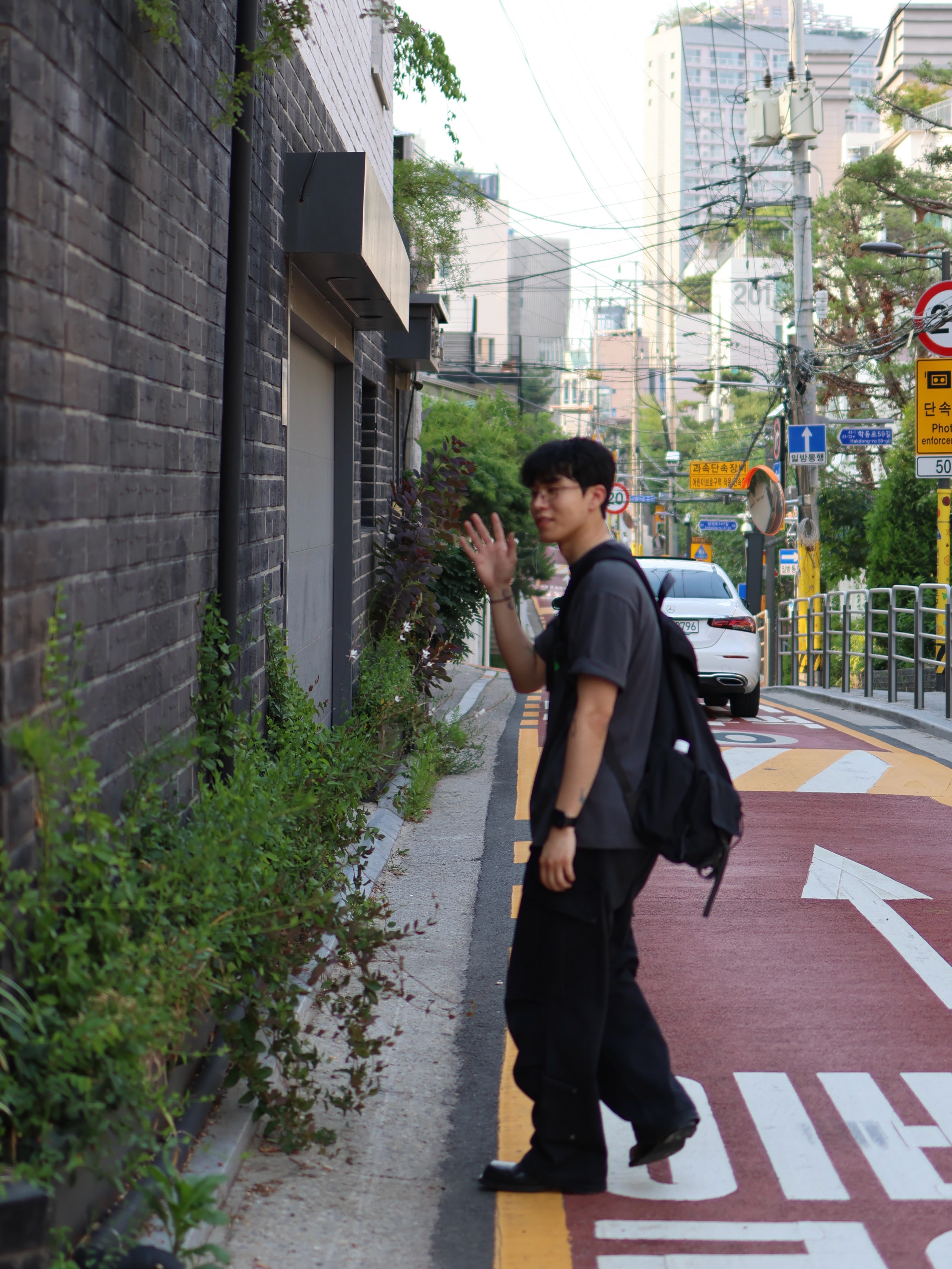 Opening Project Identity T-Shirts Charcoal 착용 스타일 - 5