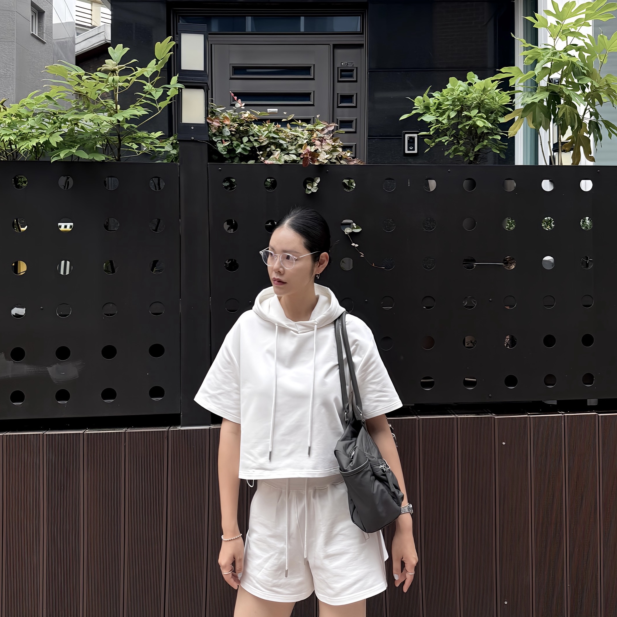 Beats Studio Pro Wireless Over Ear Headphone Black (Korean Ver.), Matin Kim Cargo Sporty Tote Bag Khaki 착용 스타일 - 3