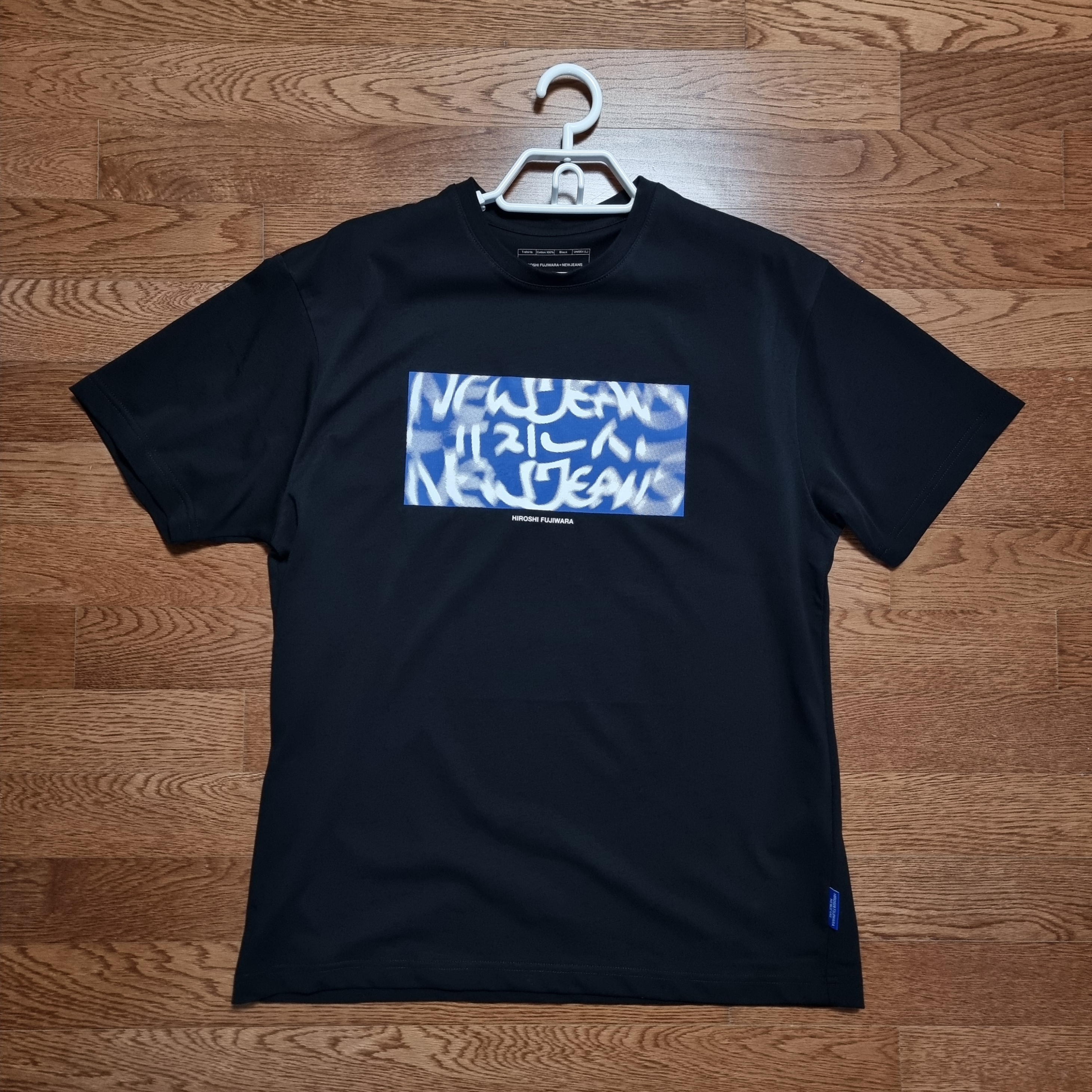 NewJeans x Hiroshi Fujiwara Coller T-Shirt Black Ver. 3 착용 스타일