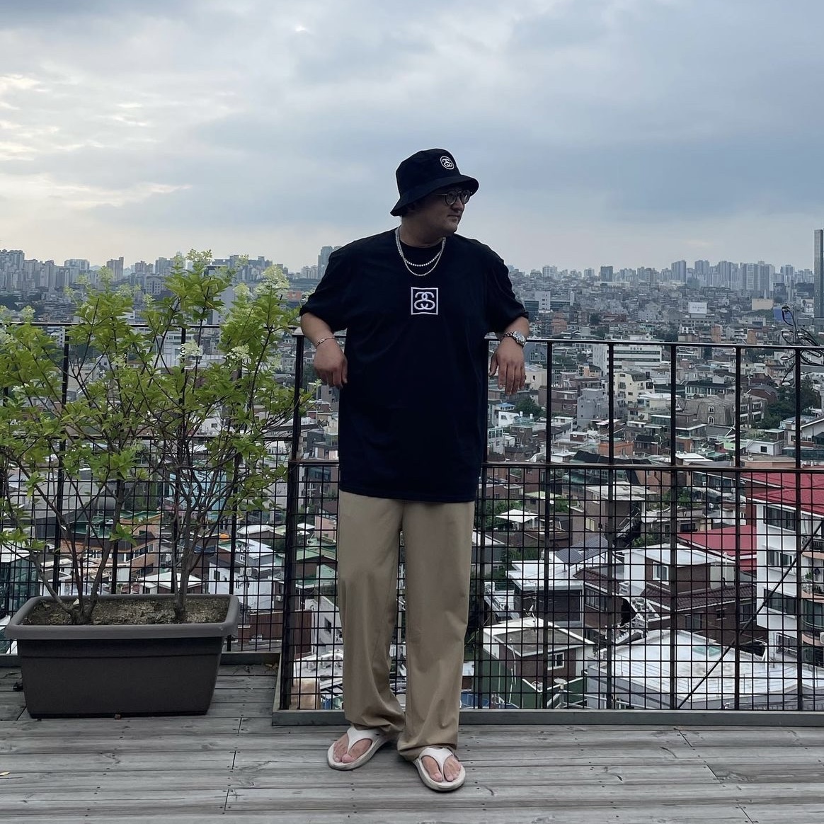 Stussy Deep Bucket Hat SS Link Black, Stussy Squared T-Shirt Black 착용 스타일