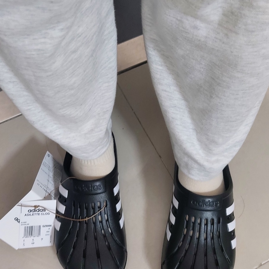 Adidas Adilette Clog Black White 착용 스타일 - 1