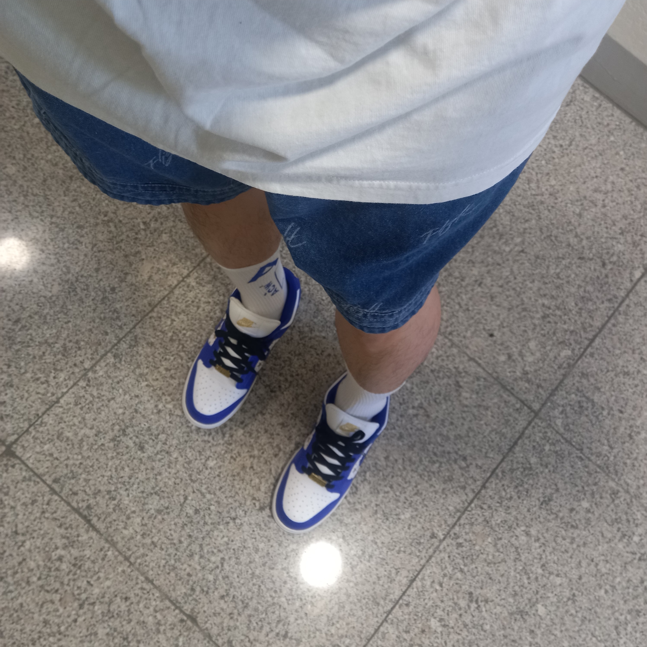 Nike x Supreme SB Dunk Low Hyper Blue 착용 스타일 - 5