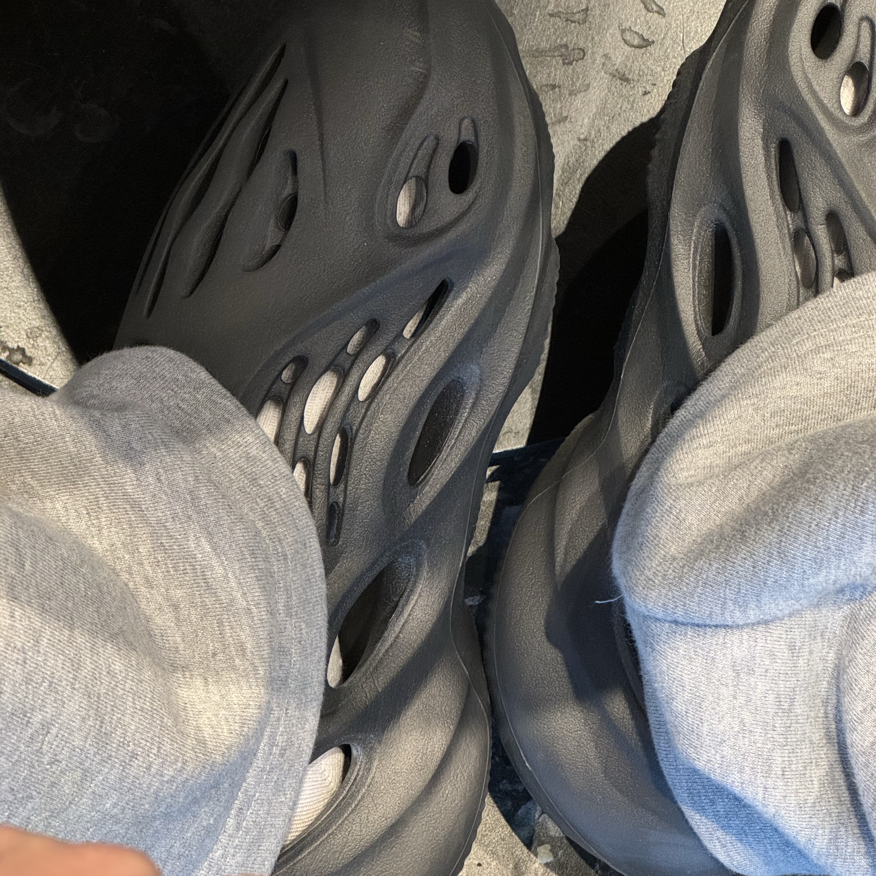 Adidas Yeezy Foam RNNR Onyx 착용 스타일