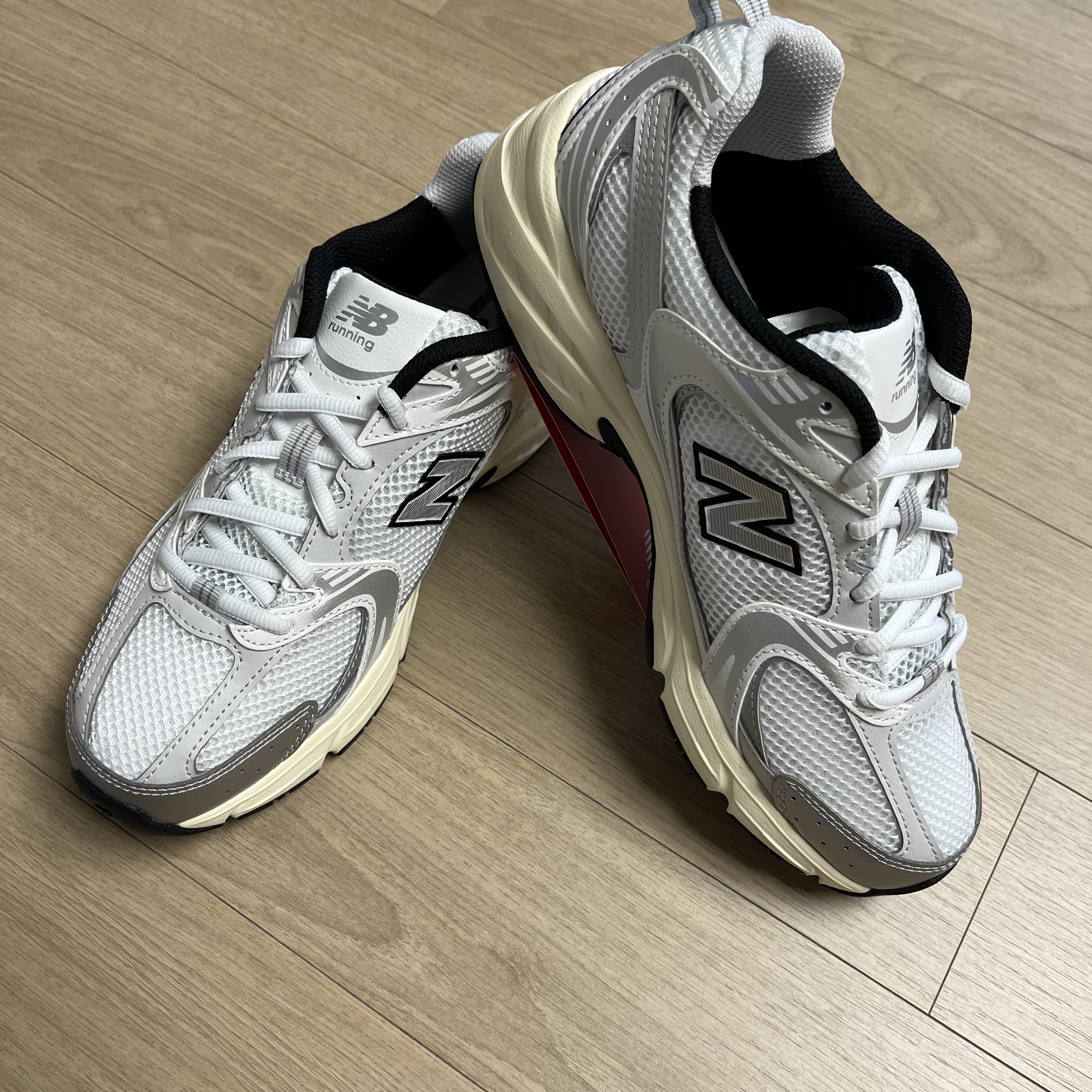 New Balance 530 Silver Cream 착용 스타일