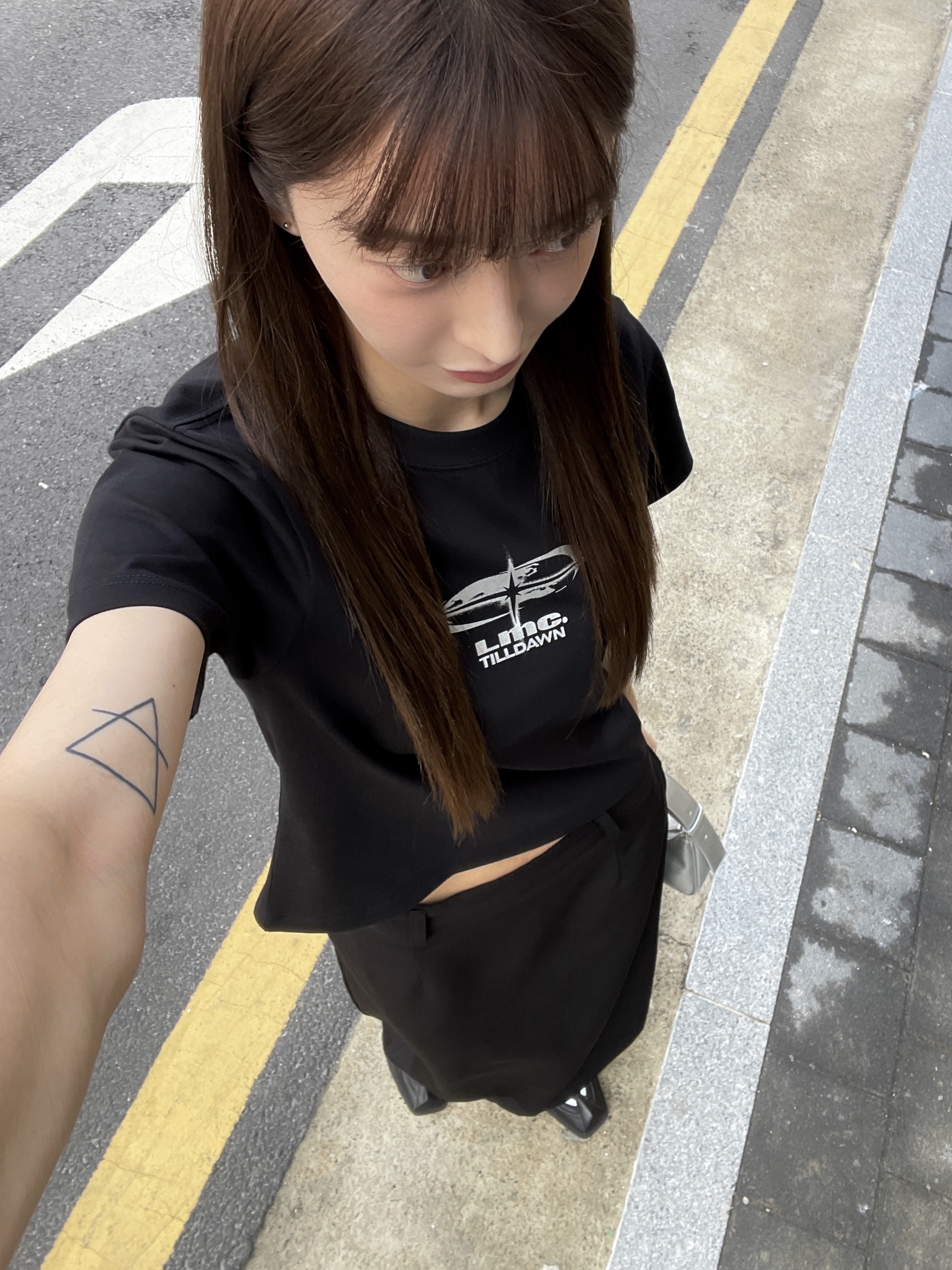 Nike x Martine Rose Shox MR4 Black 착용 스타일 - 2
