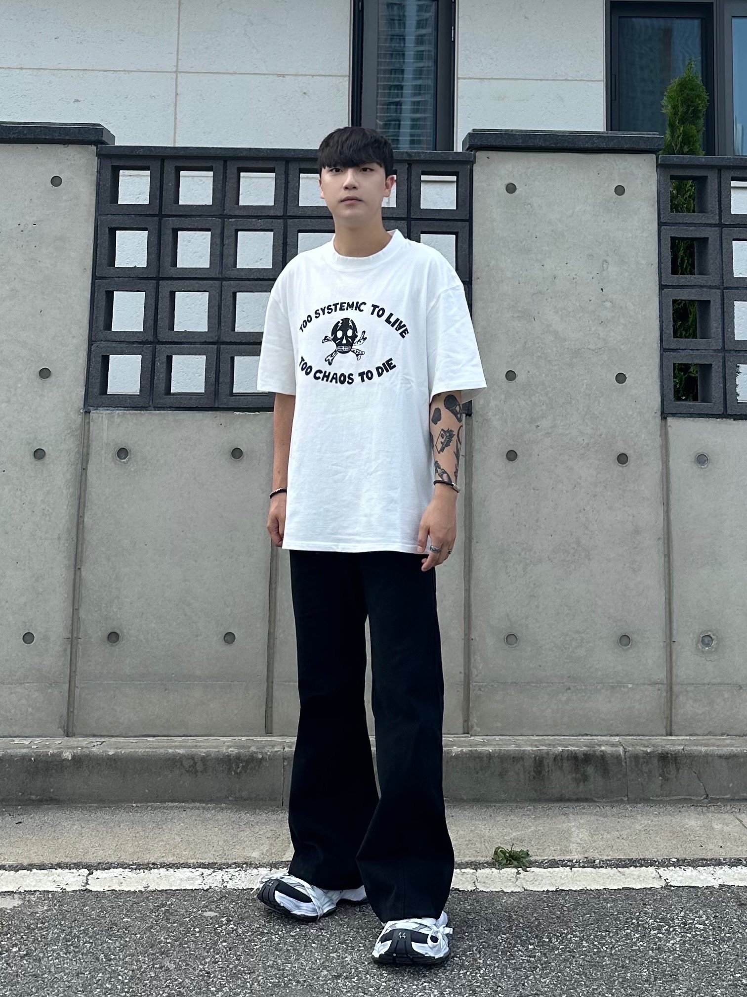 Balenciaga Cargo Sneakers White Grey 착용 스타일 - 1