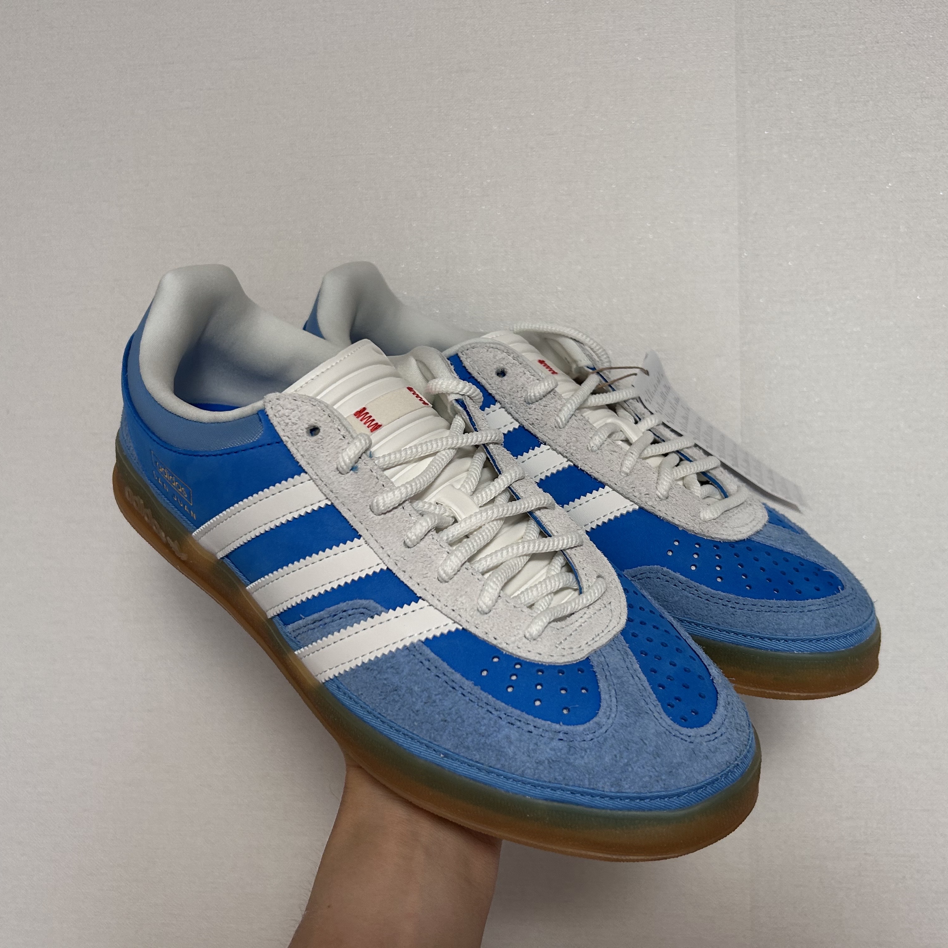 Adidas x Bad Bunny Gazelle Indoor Supplier Color Core White 착용 스타일 - 2