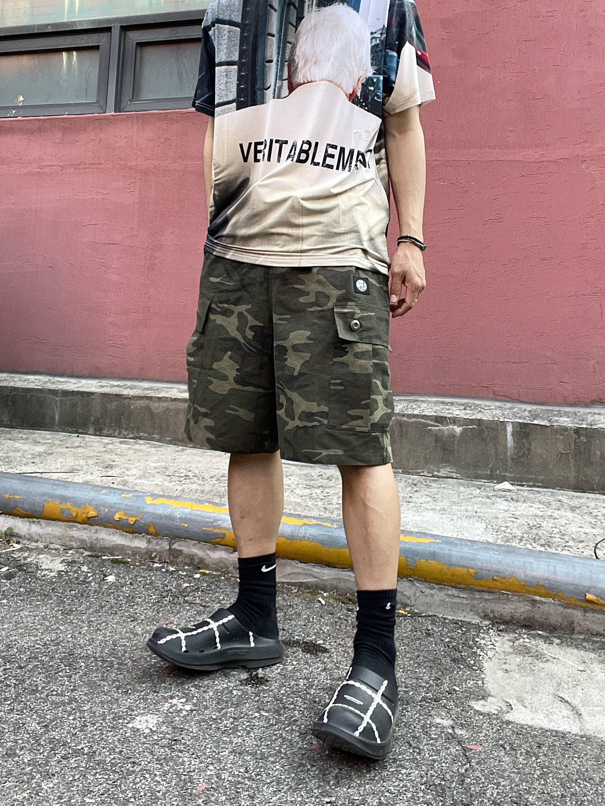 Oofos x Undercover Clog Black 착용 스타일 - 4