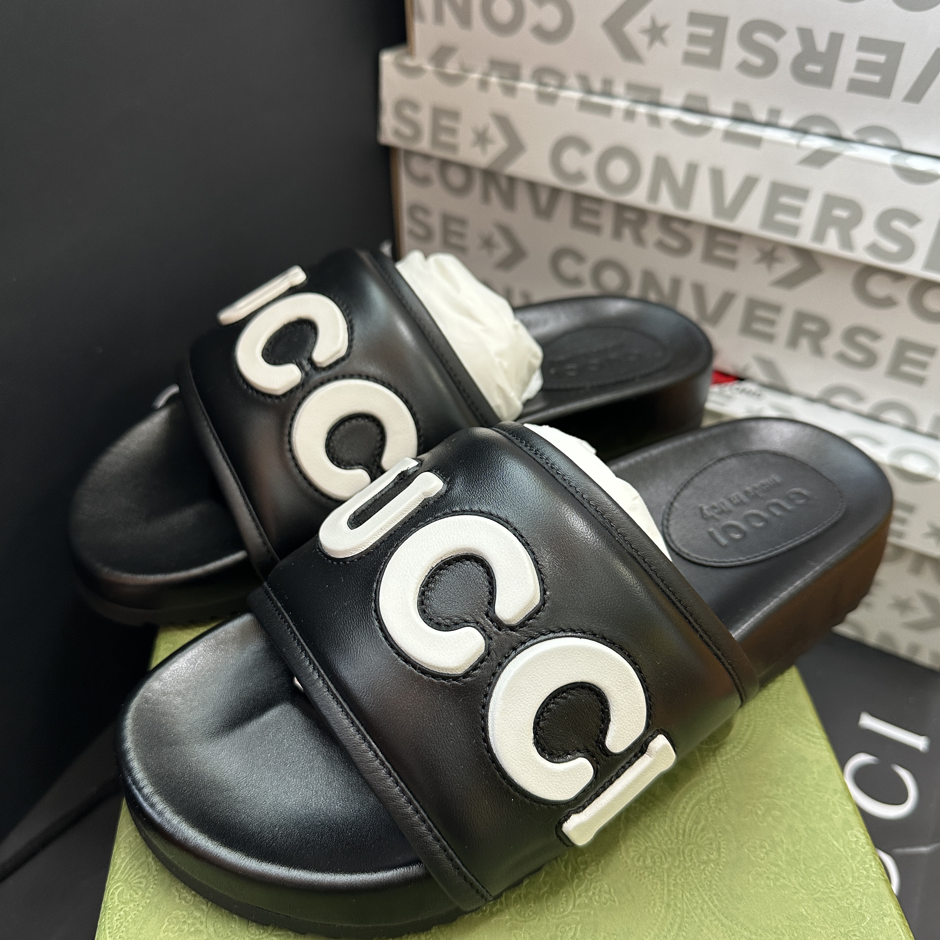 Gucci Gucci Slide Sandal Black Leather 착용 스타일