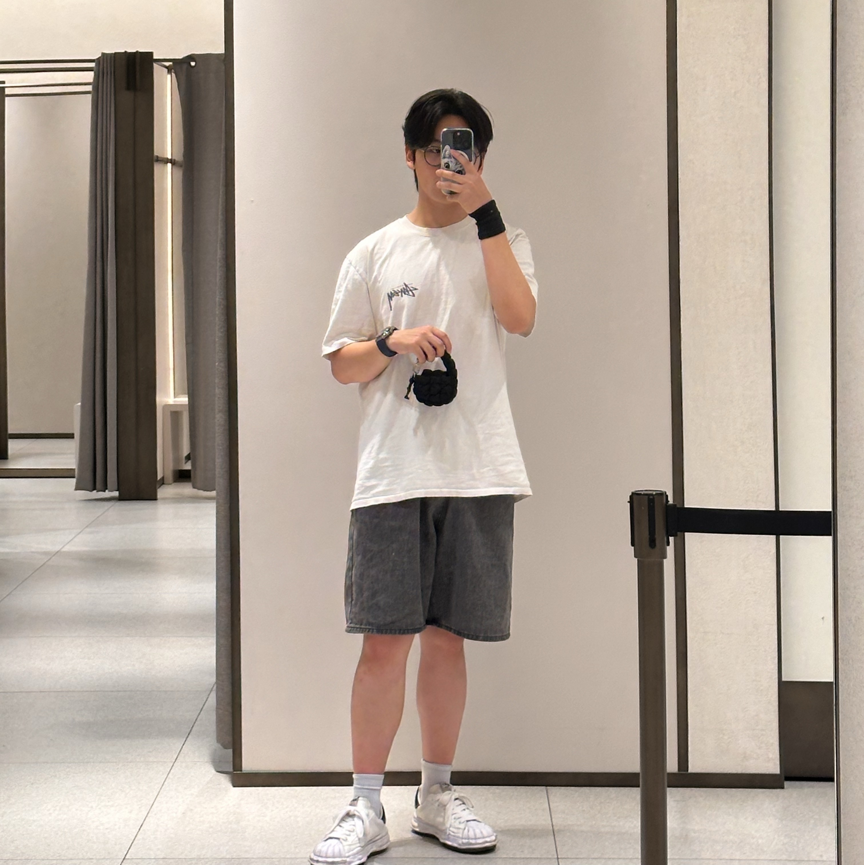 Kaws Tokyo First Accomplice Keychain Black, COS Quilted Nano Bag Black 착용 스타일