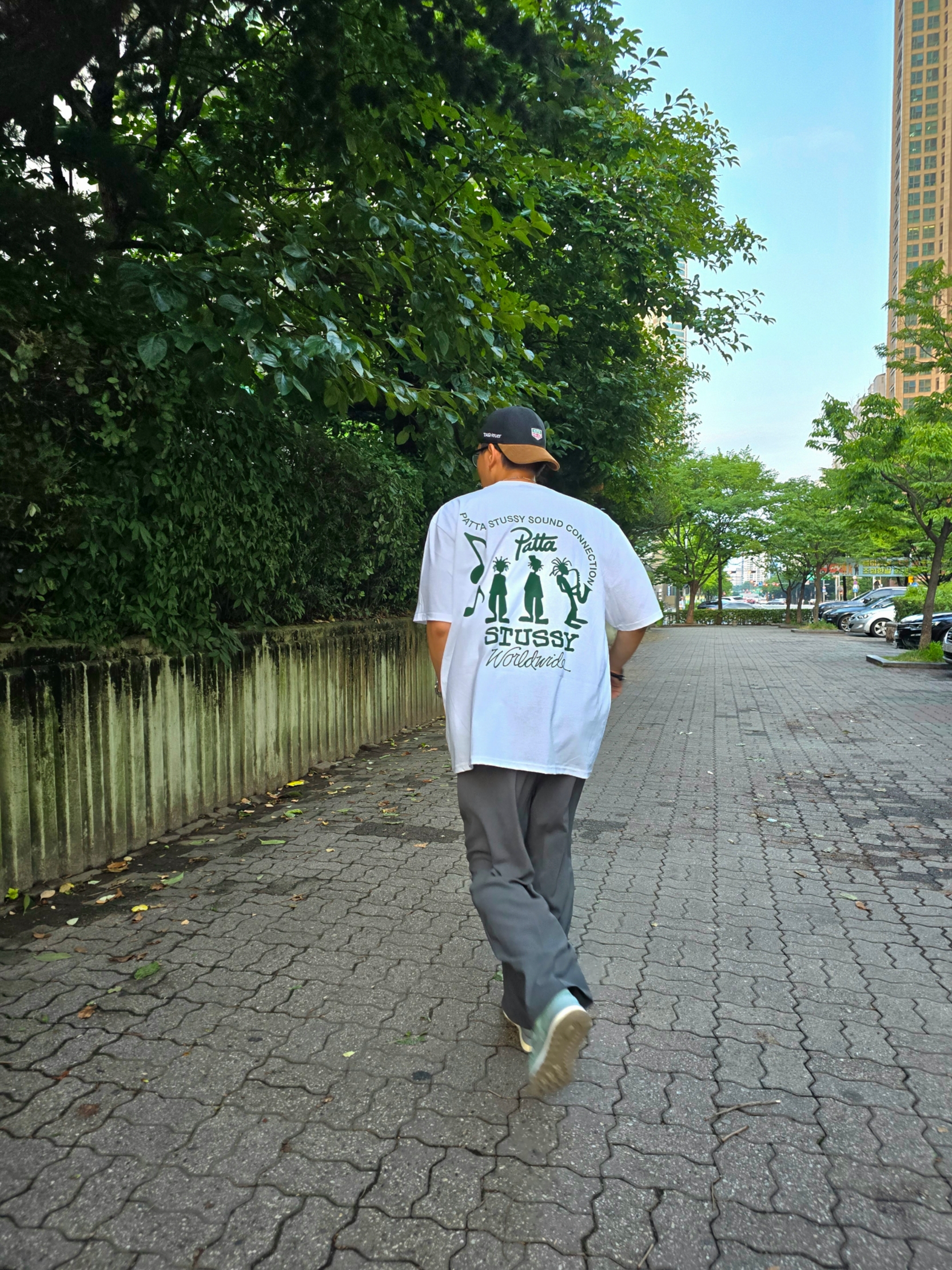 Stussy x Patta Sound Connection T-Shirt White, Kith x TAG Heuer Aaron Suede Brim Cap Black 착용 스타일