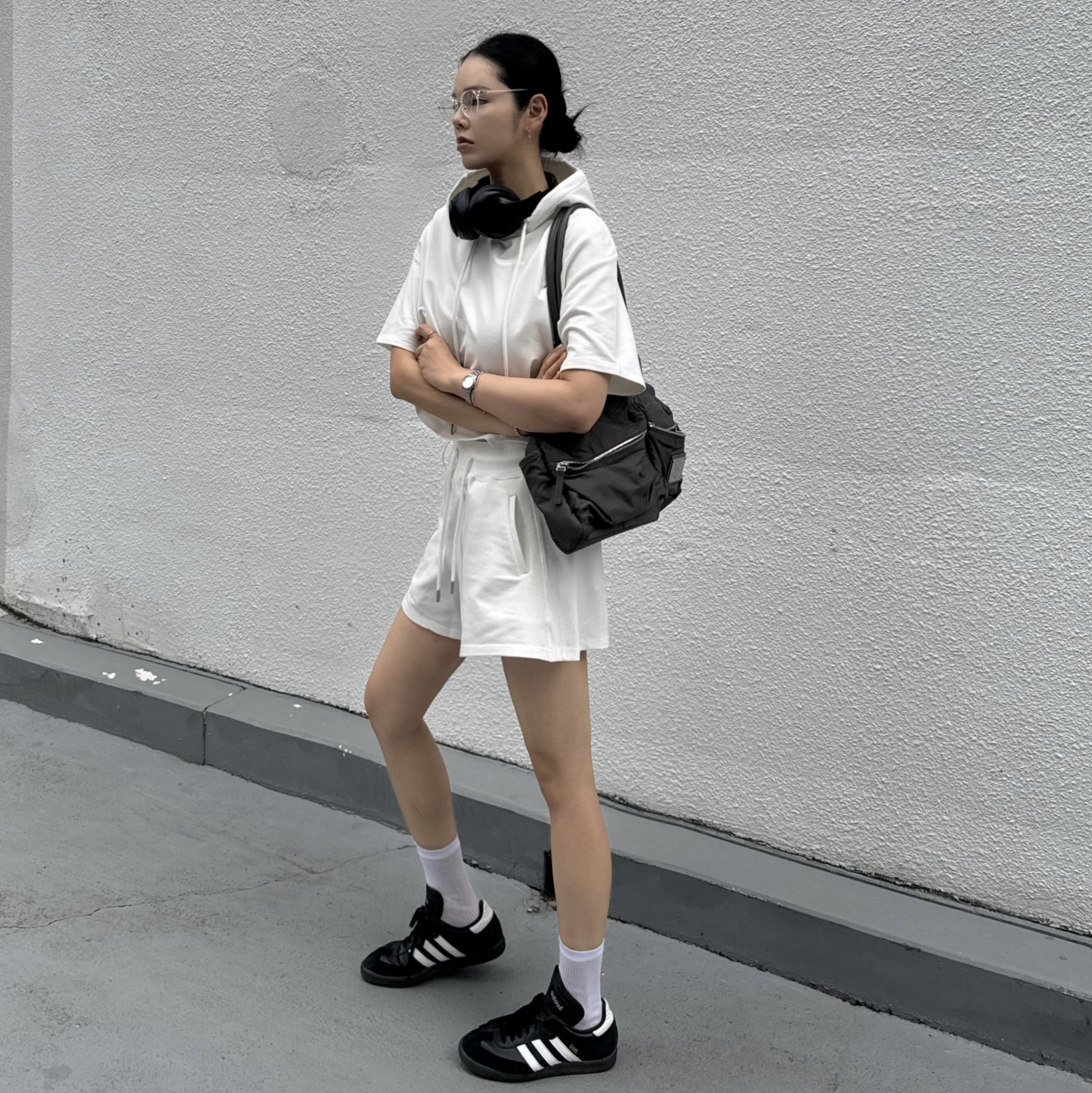 Beats Studio Pro Wireless Over Ear Headphone Black (Korean Ver.), Matin Kim Cargo Sporty Tote Bag Khaki 착용 스타일 - 1