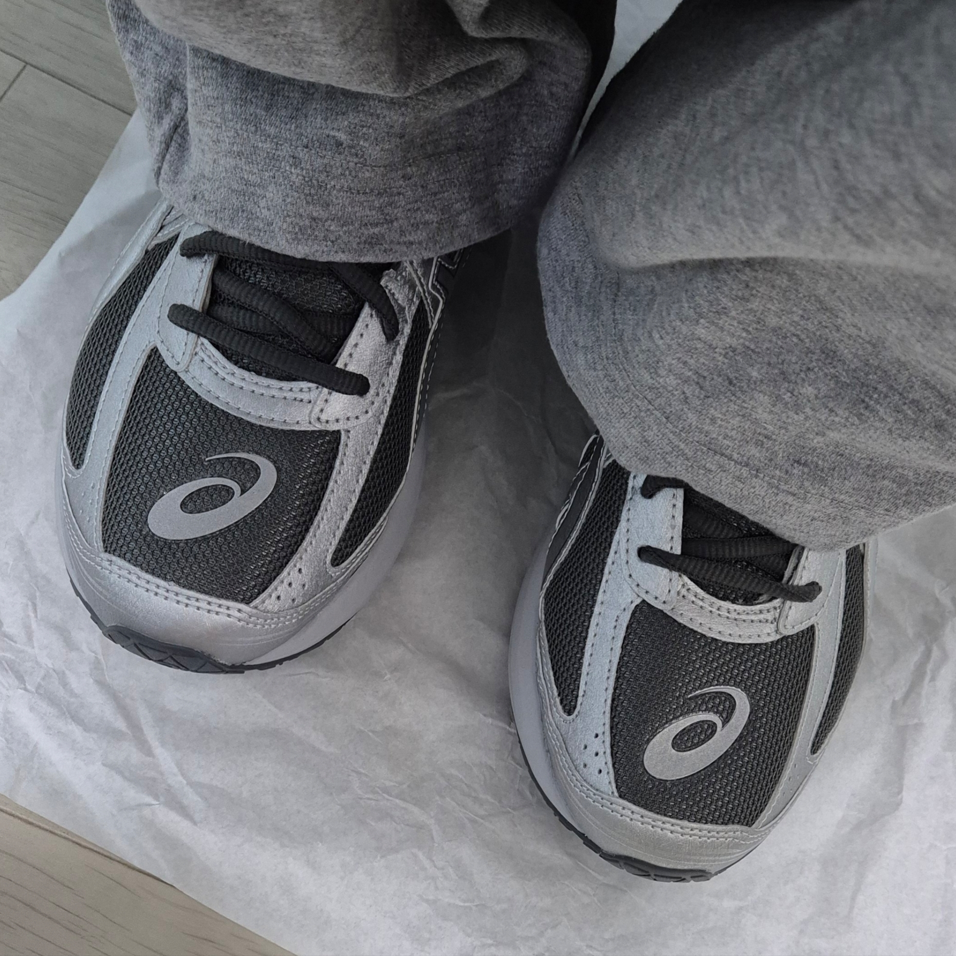 Asics Jog 100 S SMU Sheet Rock Pure Silver - 2E Wide 착용 스타일
