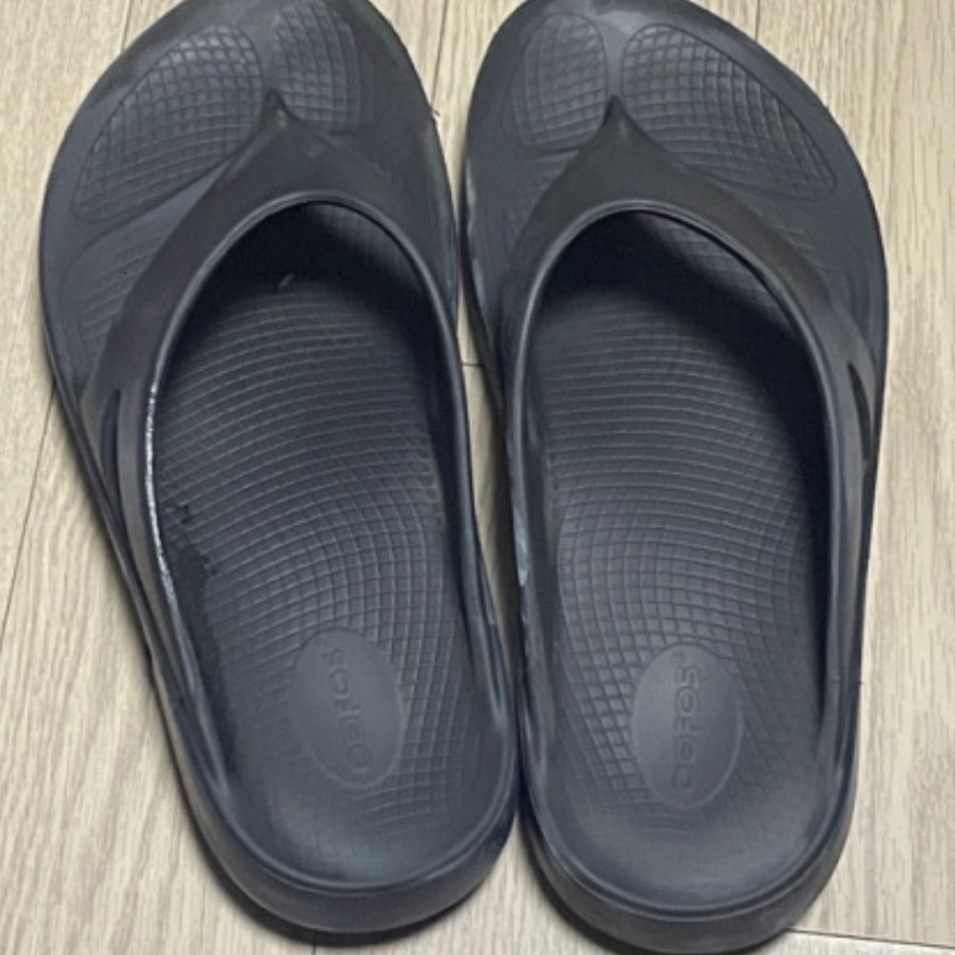 Oofos OOriginal Black 착용 스타일
