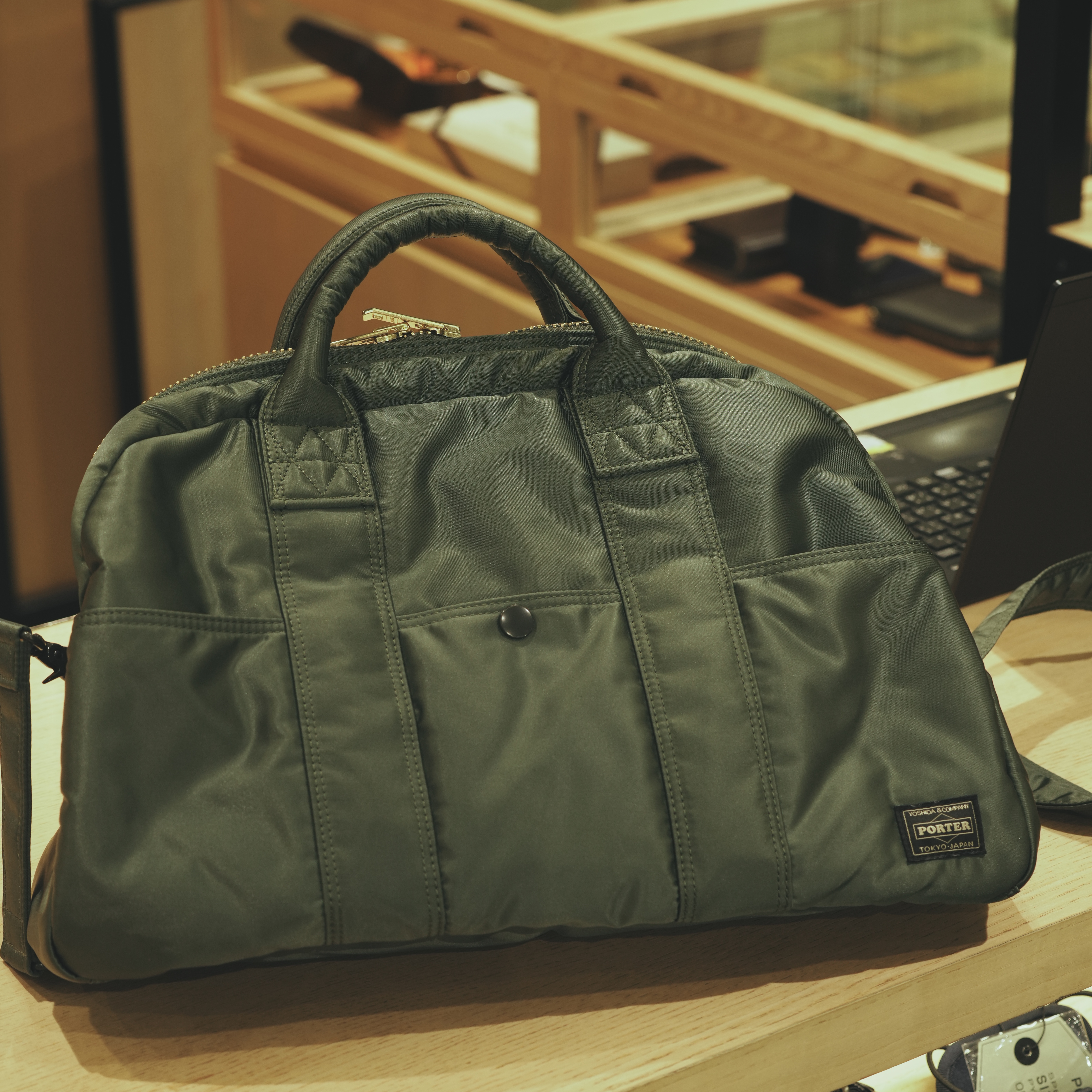 Porter All New Tanker Boston Bag L Sage Green 착용 스타일