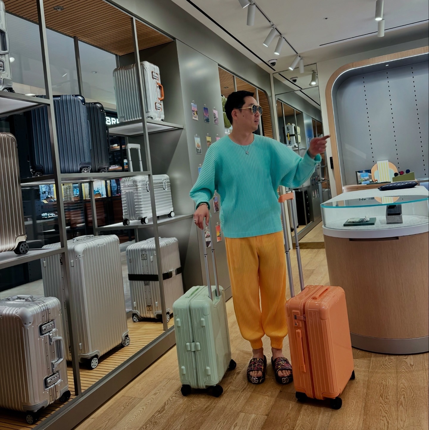 Rimowa Essential Cabin Polycarbonate Suitcase Papaya Gloss, Rimowa Essential Cabin Polycarbonate Suitcase Mint Gloss 착용 스타일 - 4