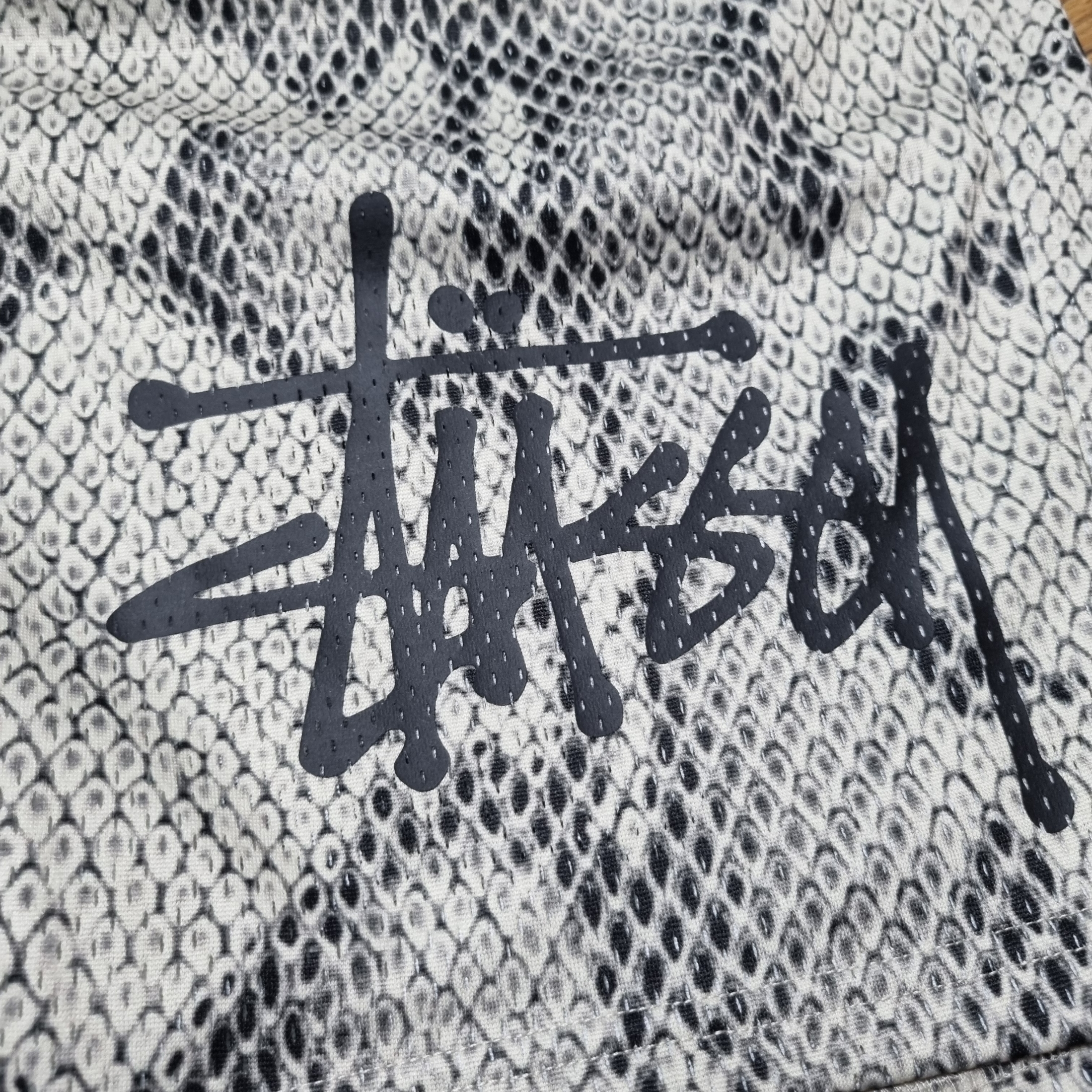 Stussy Mesh Basic Snake Short Bone 착용 스타일 - 3