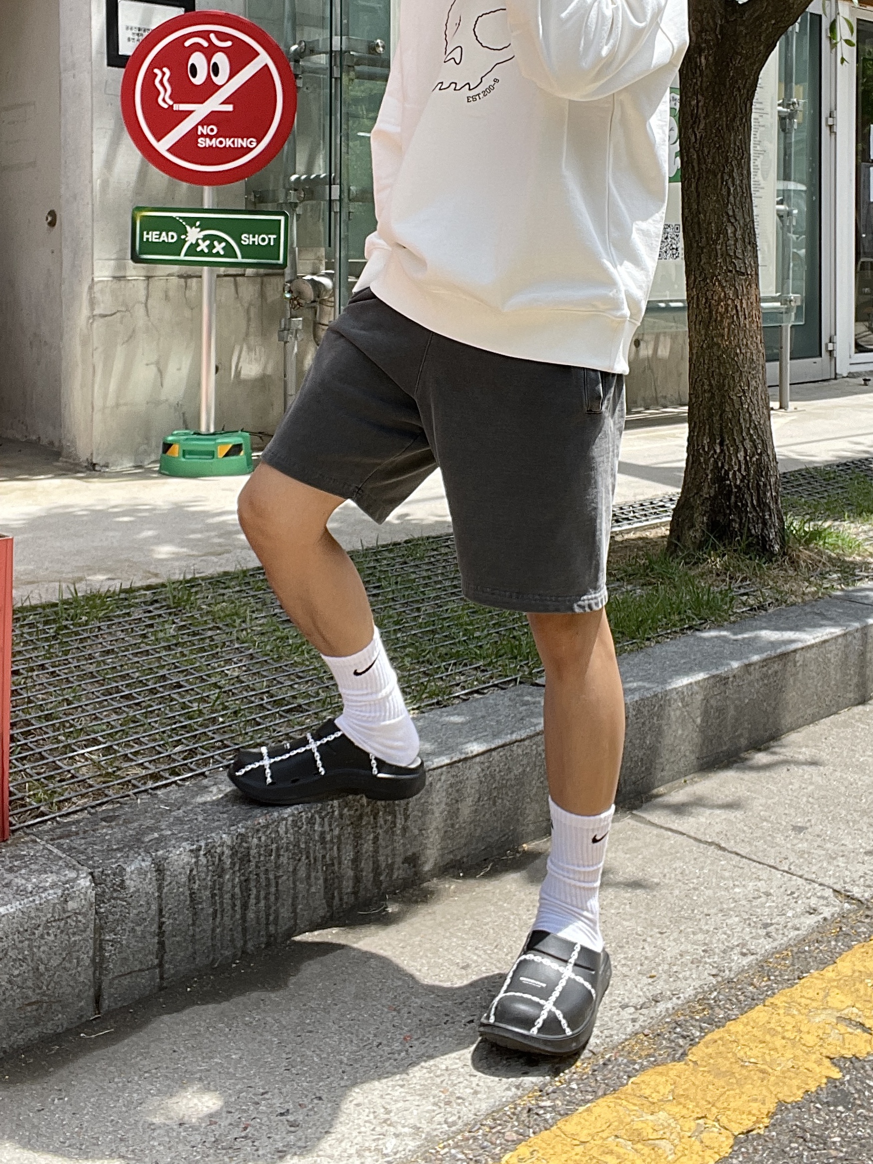 Oofos x Undercover Clog Black 착용 스타일 - 2
