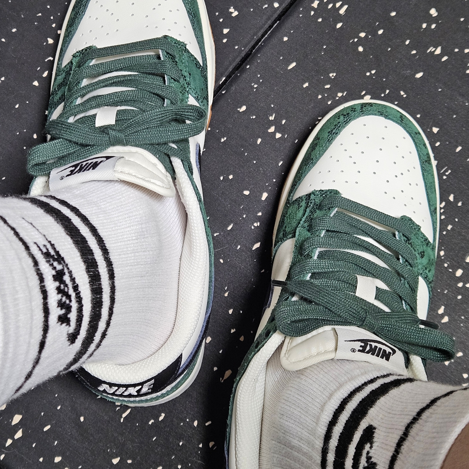 (W) Nike Dunk Low Pro Green Black 착용 스타일 - 1