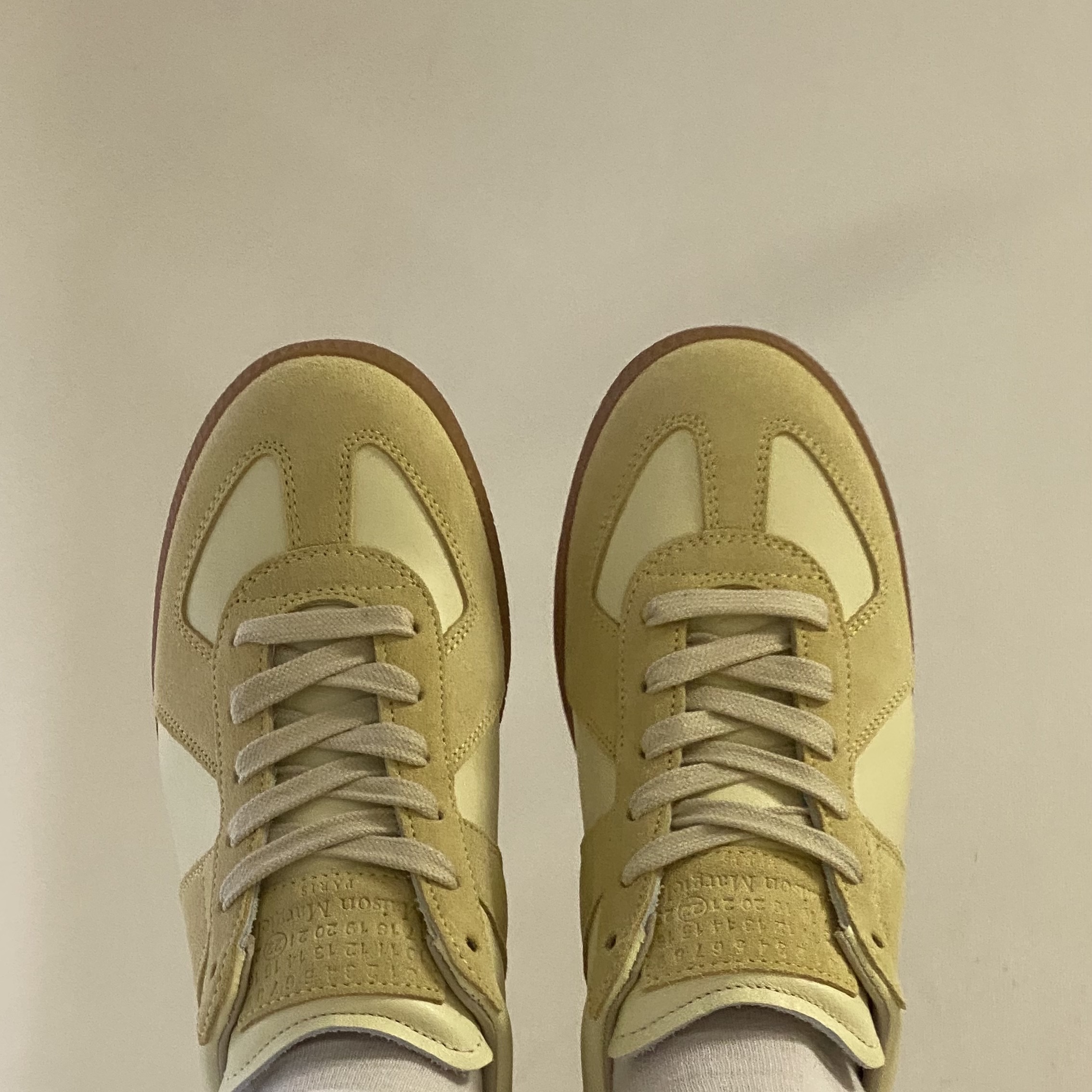 (W) Maison Margiela Replica Sneakers Lemon 착용 스타일 - 1