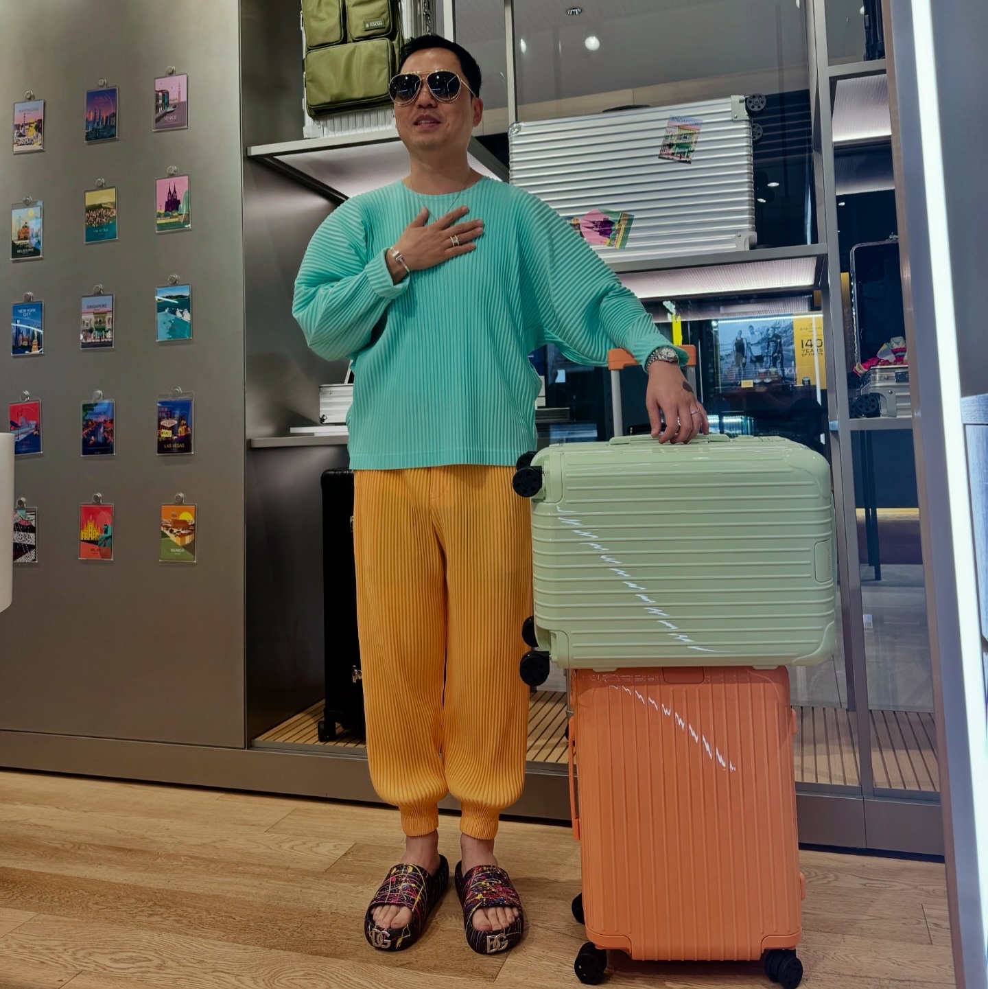 Rimowa Essential Cabin Polycarbonate Suitcase Papaya Gloss, Rimowa Essential Cabin Polycarbonate Suitcase Mint Gloss 착용 스타일 - 2