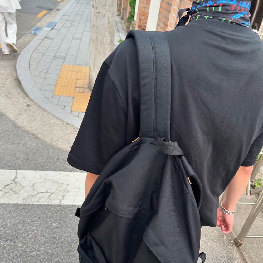 [KREAM 단독] Softoffice x Namjune Paik Moon is The Oldest TV Jabot, Comme des Garcons Oversized Cotton Backpack Large Denim 착용 스타일