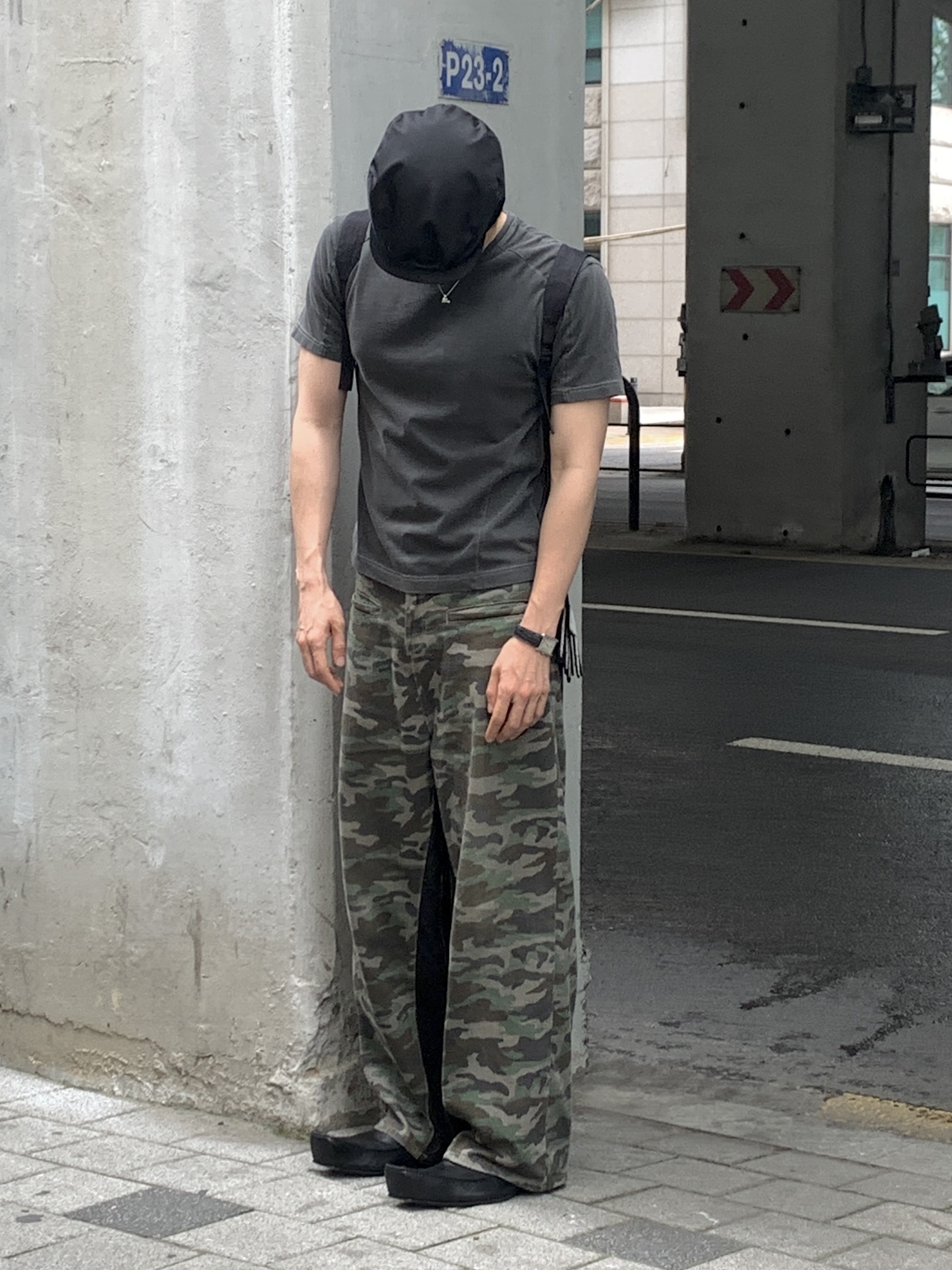 Prada Re-Nylon Hat Black, Balenciaga Romeo Mule Black 착용 스타일 - 4