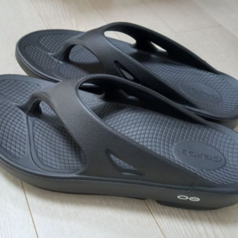 Oofos OOriginal Black 착용 스타일