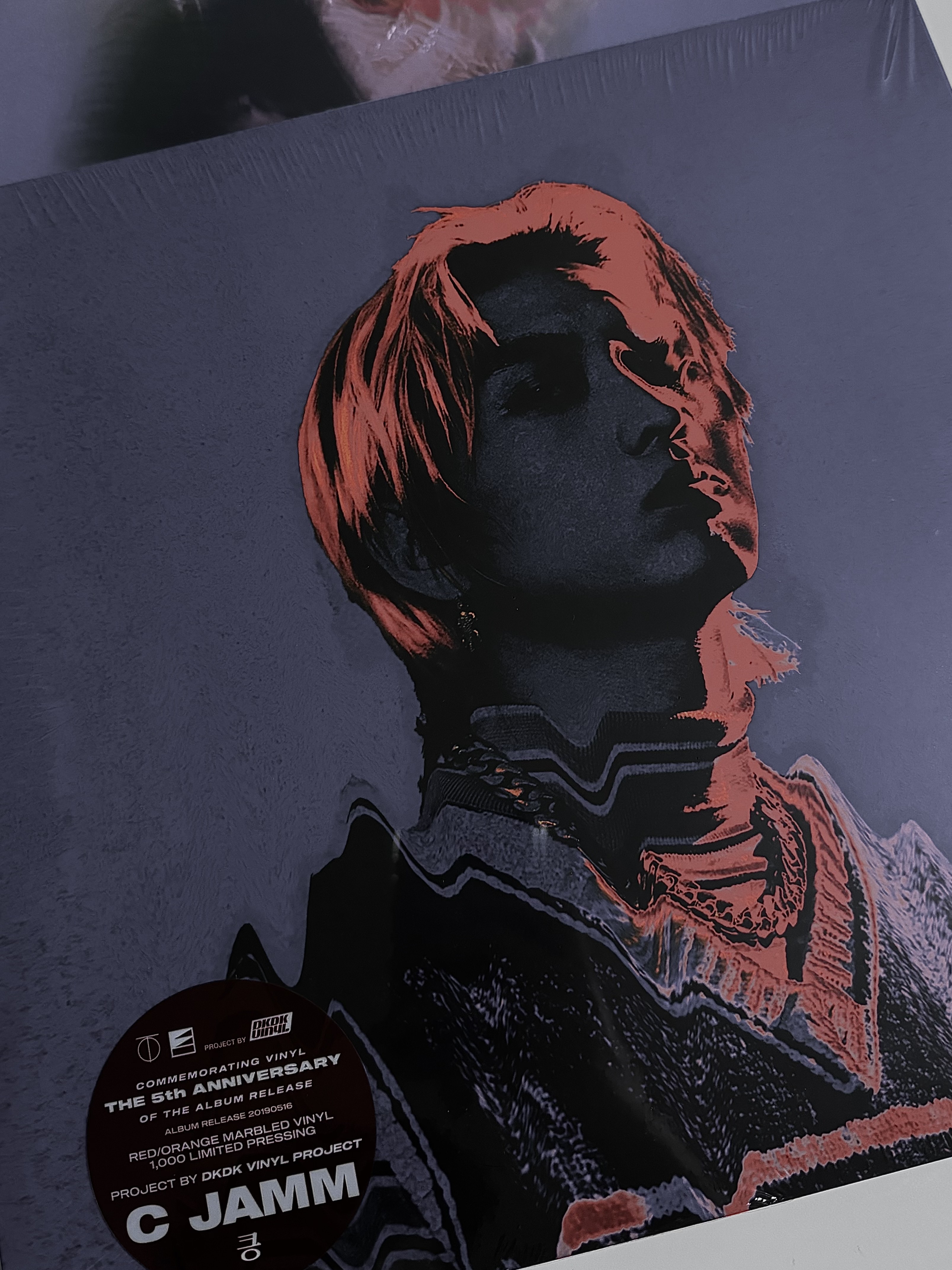 C JAMM 1st Mini Album Keung LP Black, C JAMM 1st Mini Album Keung LP Limited Edition Orange Red Marbled 착용 스타일 - 3