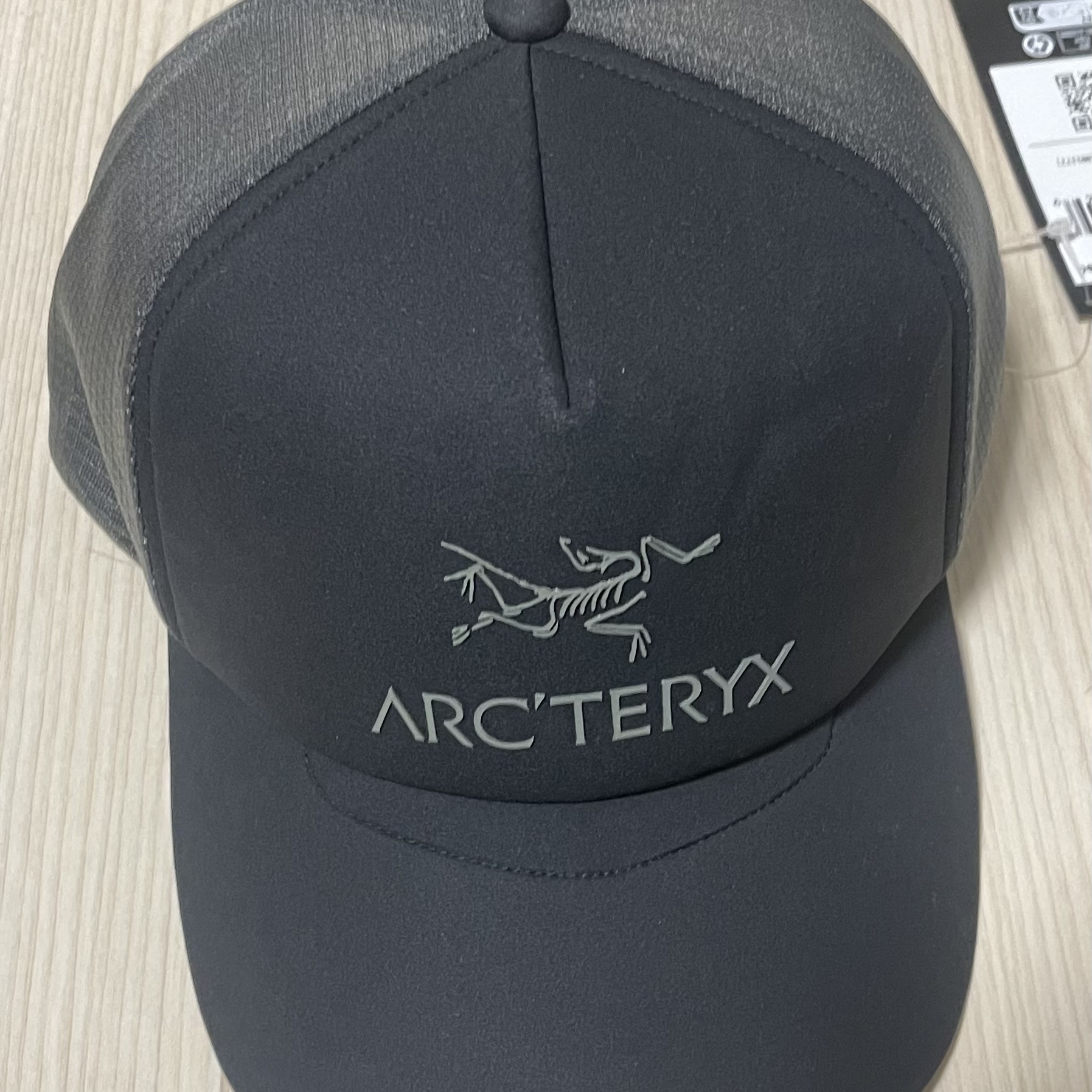 Arc'teryx Bird Word Trucker Curved Hat Black Graphite 착용 스타일