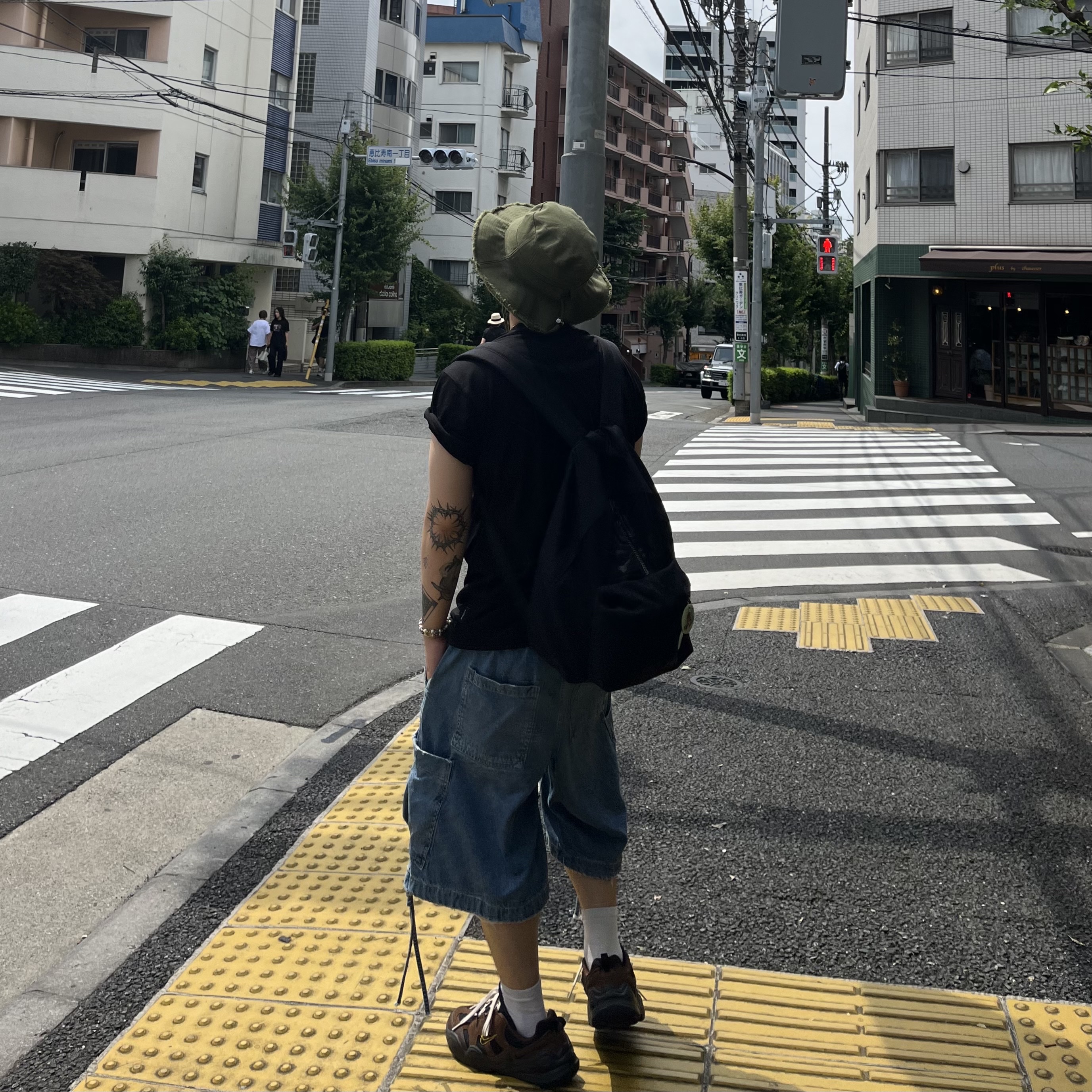 Nike Tech Hera Cacao Wow Bronzine, Jacquemus Le Bob Artichaut Bucket Hat Khaki 착용 스타일 - 1
