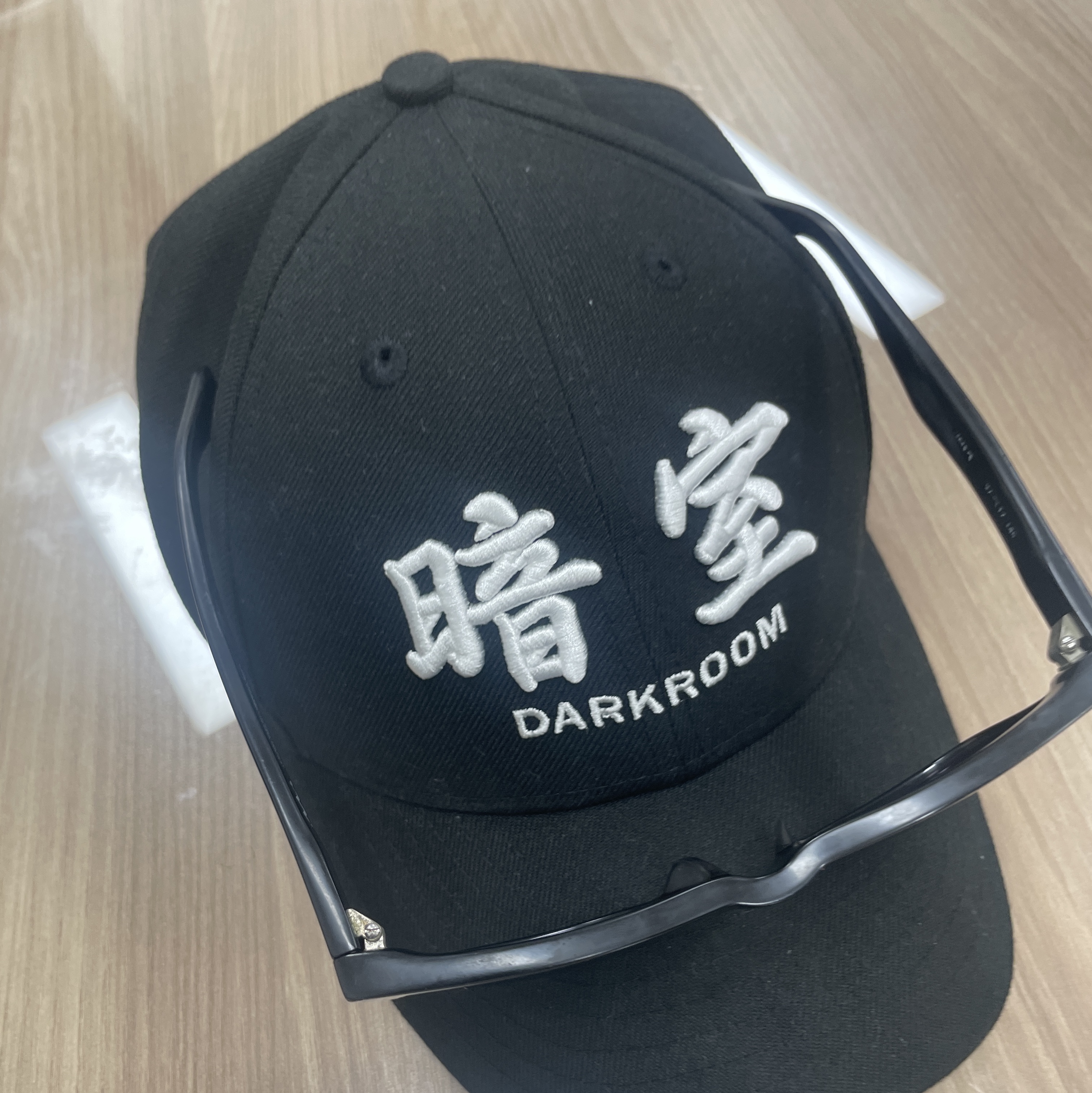 Darkr8m Studio x New Era Fitted Cap Black 착용 스타일